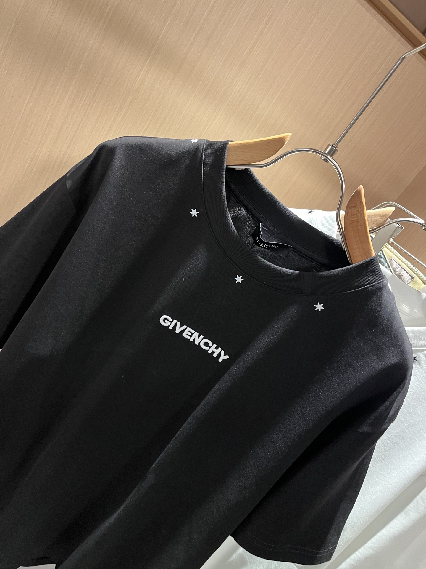 Giv*chy/纪*希2026春夏新款男女同款👫短袖T恤，主创时尚注入了全新时尚能量。通过探索各种题材和