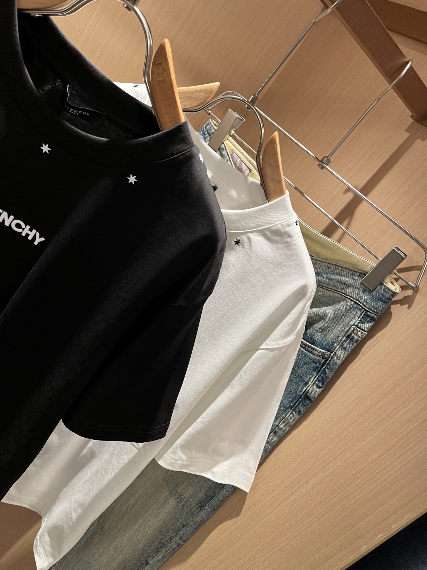 Giv*chy/纪*希2026春夏新款男女同款👫短袖T恤，主创时尚注入了全新时尚能量。通过探索各种题材和