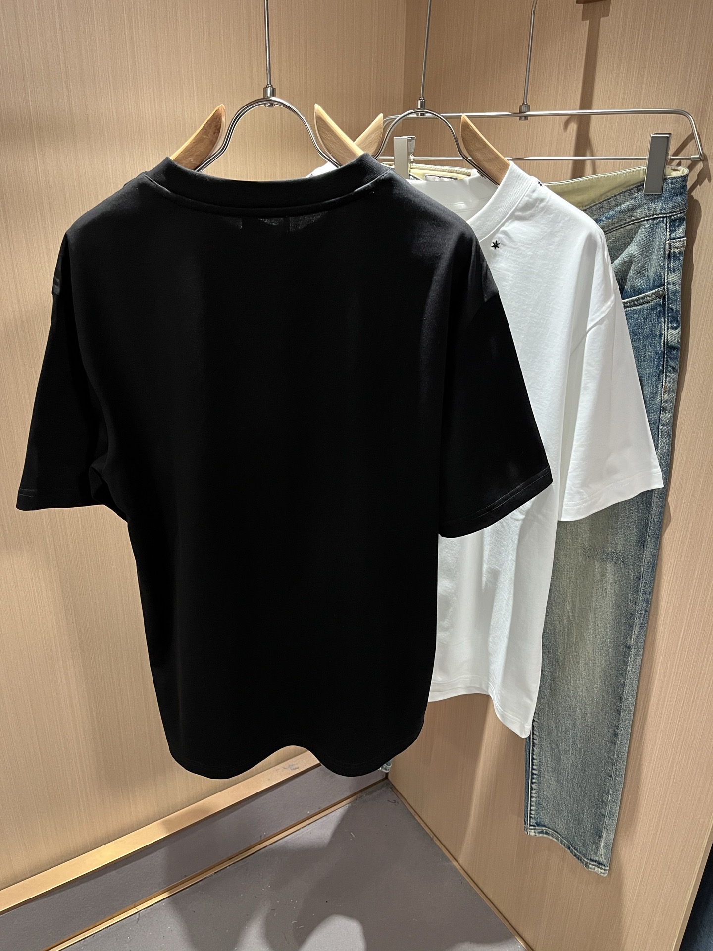 Giv*chy/纪*希2026春夏新款男女同款👫短袖T恤，主创时尚注入了全新时尚能量。通过探索各种题材和