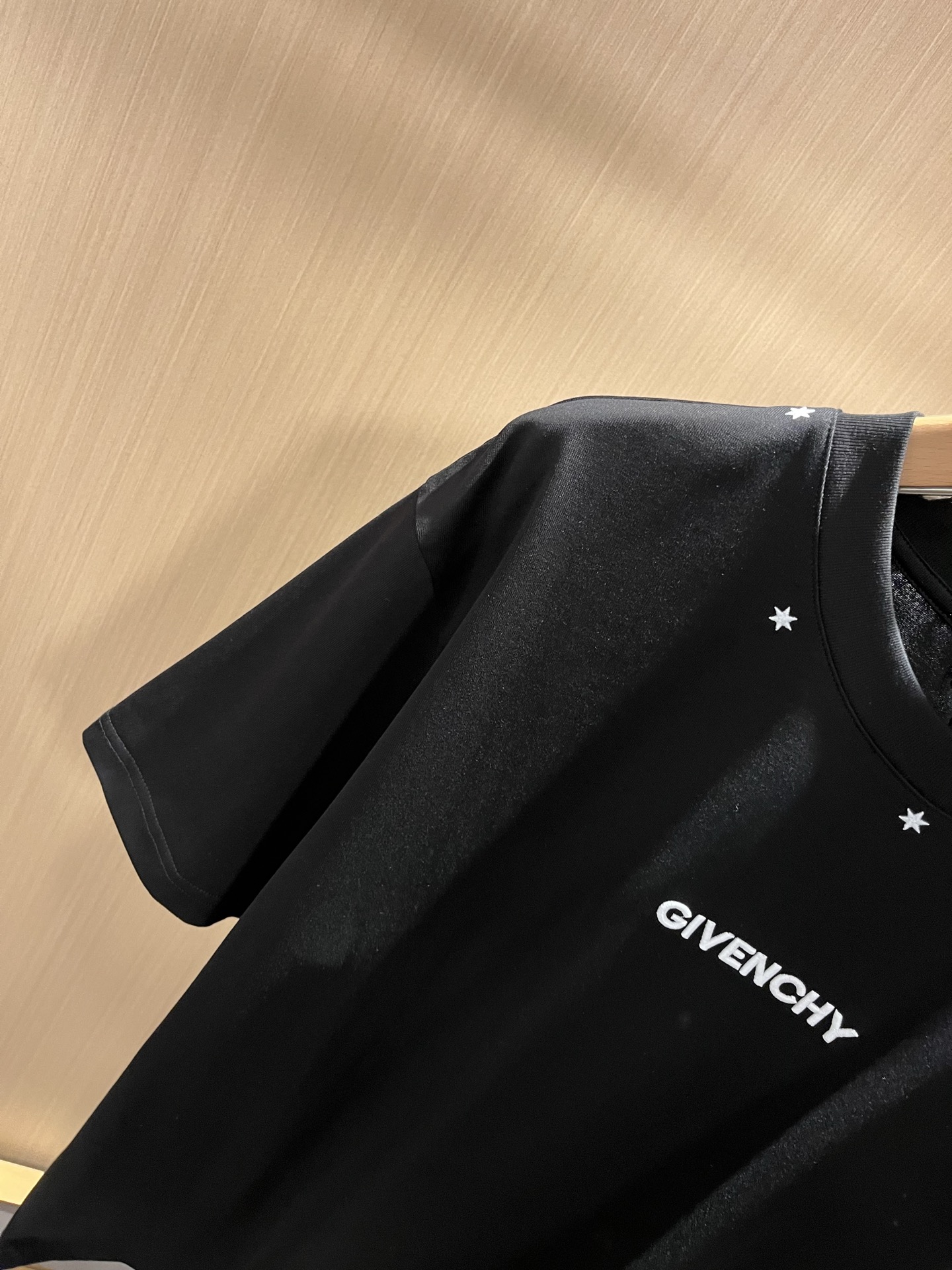 Giv*chy/纪*希2026春夏新款男女同款👫短袖T恤，主创时尚注入了全新时尚能量。通过探索各种题材和