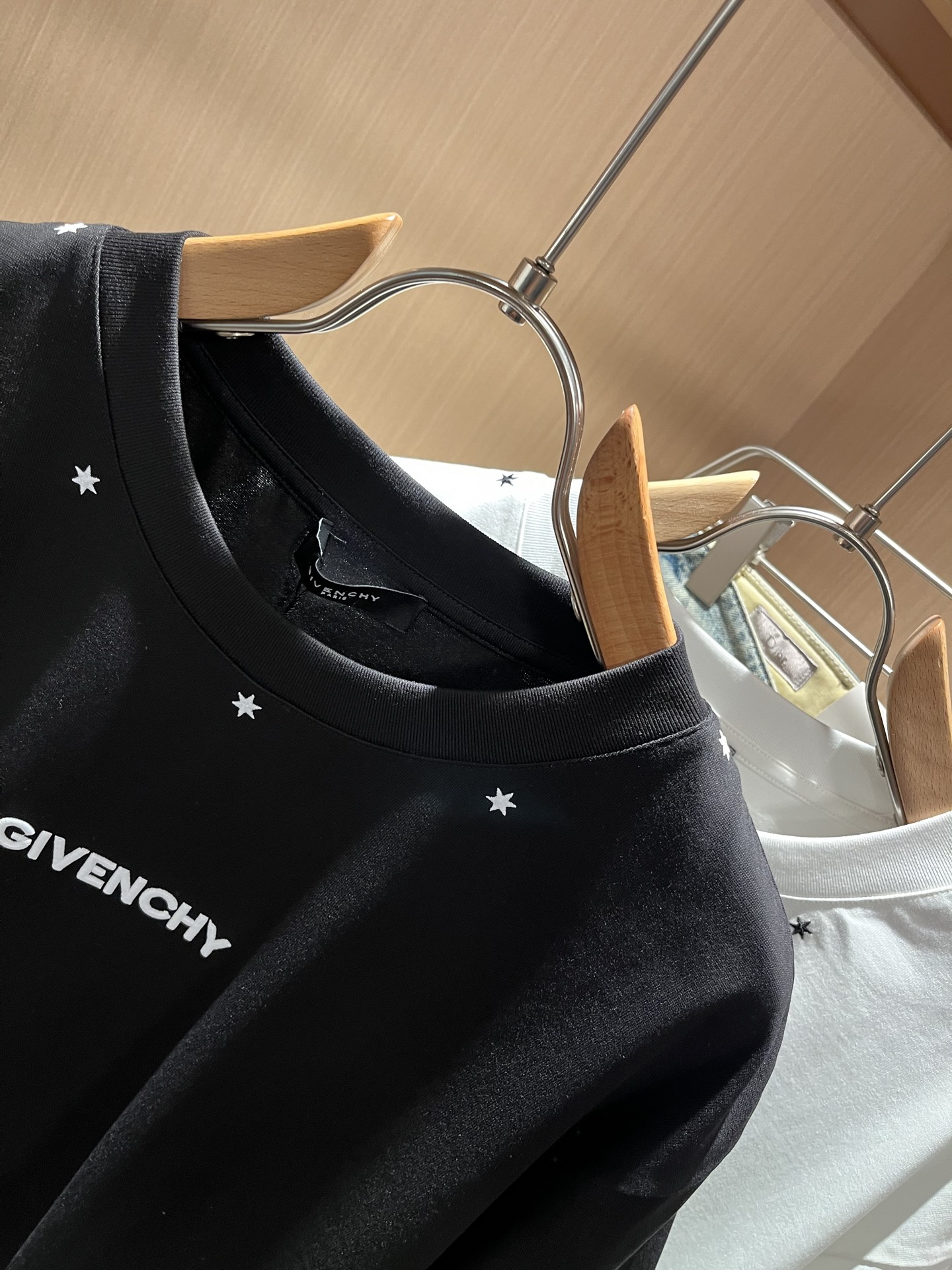 Giv*chy/纪*希2026春夏新款男女同款👫短袖T恤，主创时尚注入了全新时尚能量。通过探索各种题材和