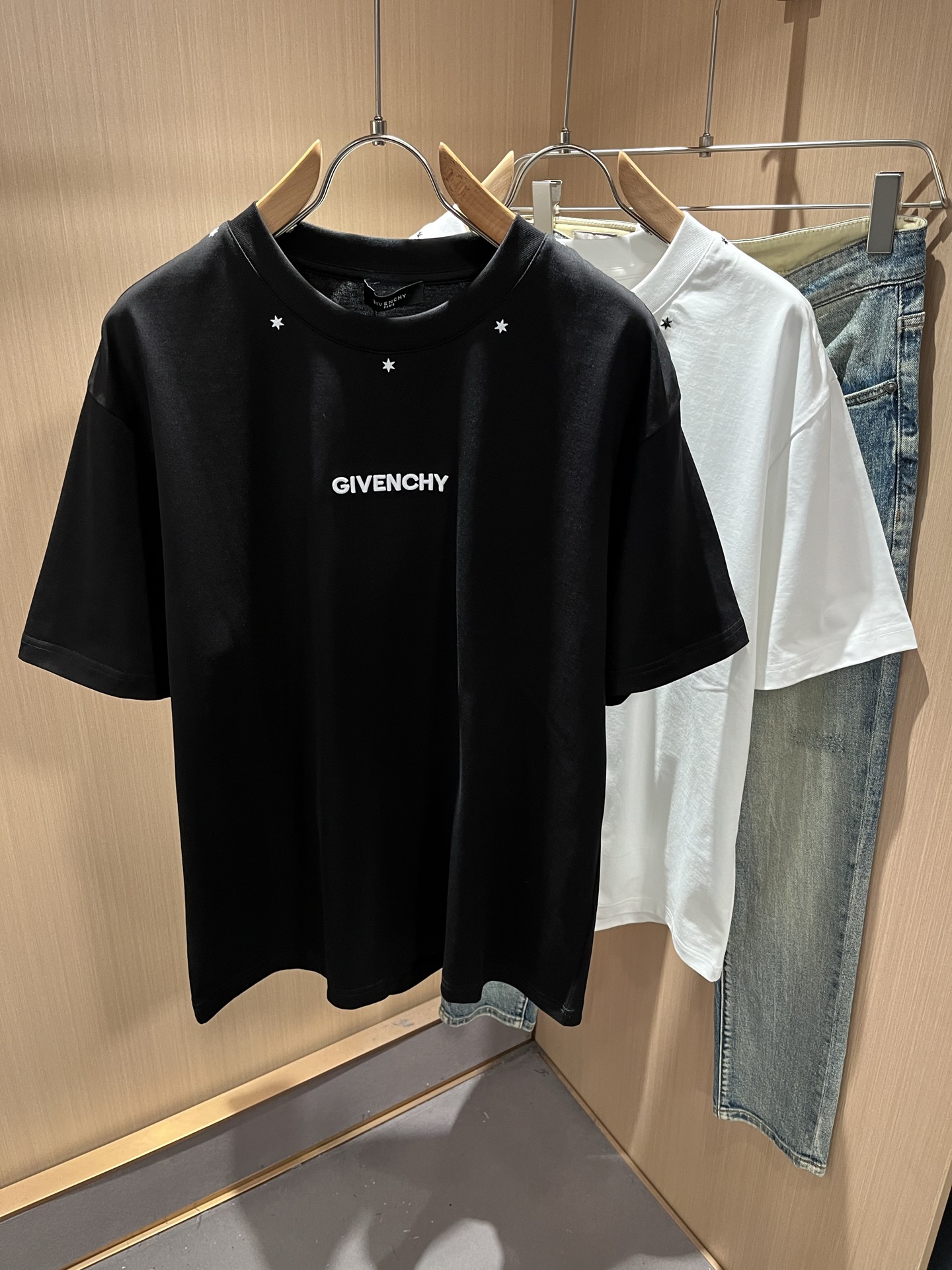Giv*chy/纪*希2026春夏新款男女同款👫短袖T恤，主创时尚注入了全新时尚能量。通过探索各种题材和