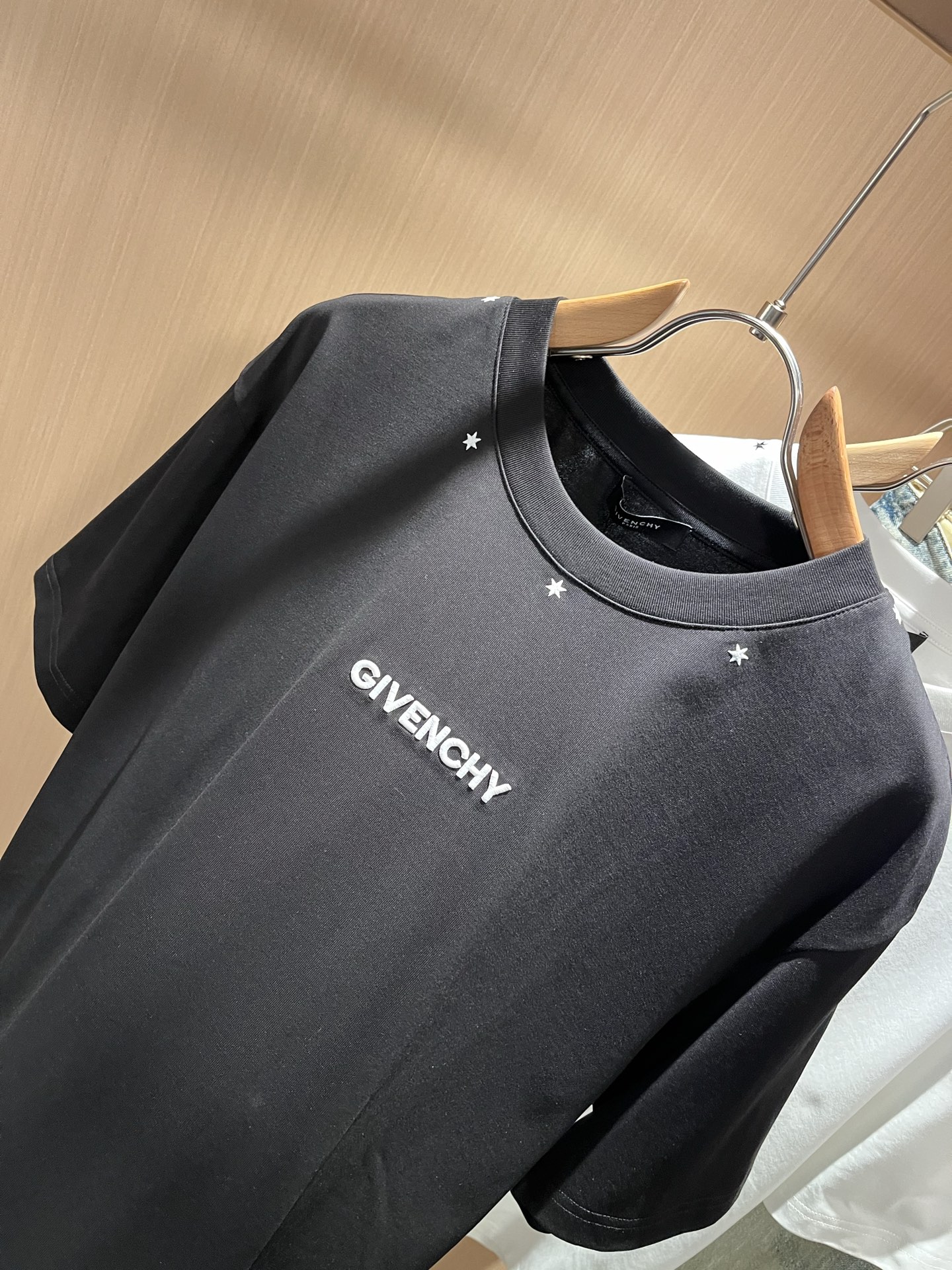 Giv*chy/纪*希2026春夏新款男女同款👫短袖T恤，主创时尚注入了全新时尚能量。通过探索各种题材和