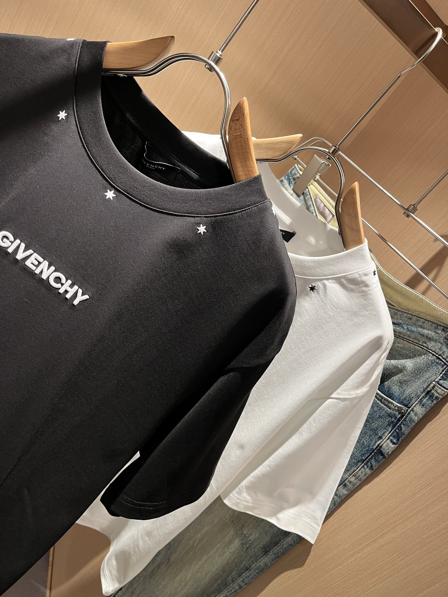 Giv*chy/纪*希2026春夏新款男女同款👫短袖T恤，主创时尚注入了全新时尚能量。通过探索各种题材和