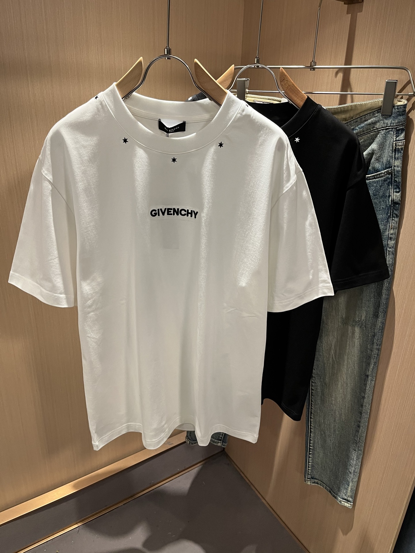 Giv*chy/纪*希2026春夏新款男女同款👫短袖T恤，主创时尚注入了全新时尚能量。通过探索各种题材和