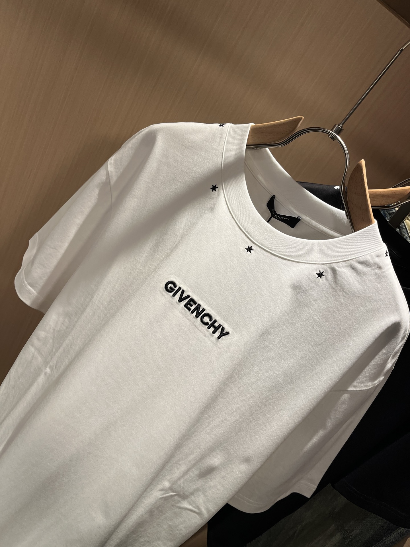 Giv*chy/纪*希2026春夏新款男女同款👫短袖T恤，主创时尚注入了全新时尚能量。通过探索各种题材和