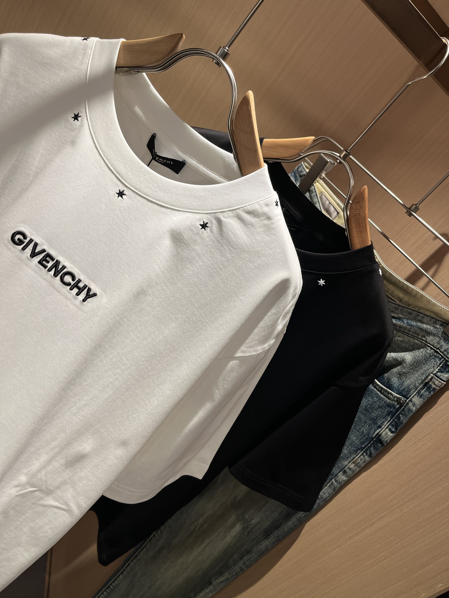 Giv*chy/纪*希2026春夏新款男女同款👫短袖T恤，主创时尚注入了全新时尚能量。通过探索各种题材和