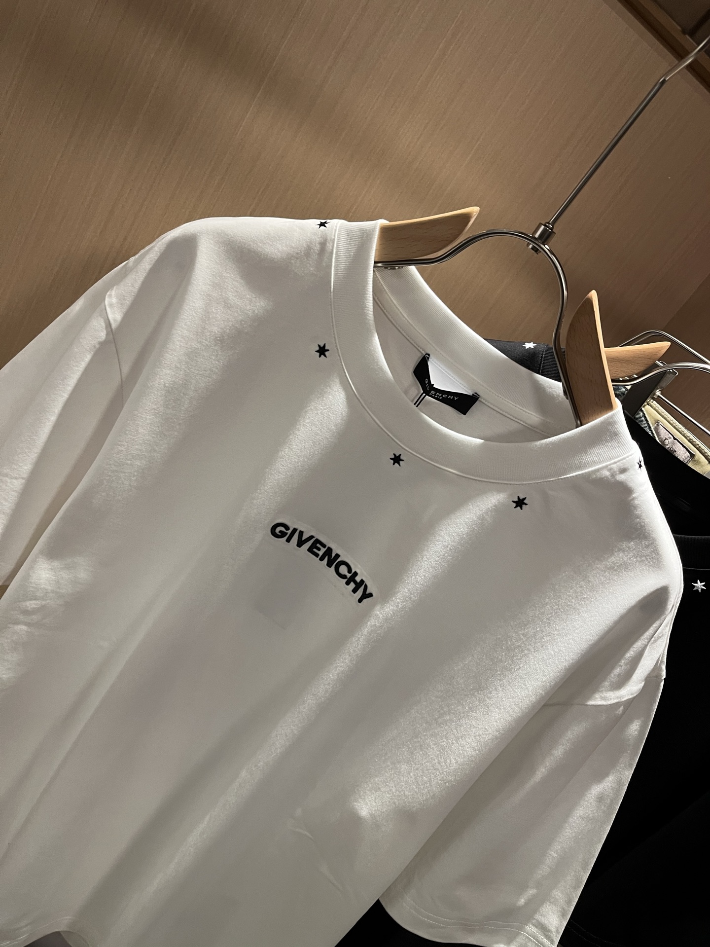 Giv*chy/纪*希2026春夏新款男女同款👫短袖T恤，主创时尚注入了全新时尚能量。通过探索各种题材和