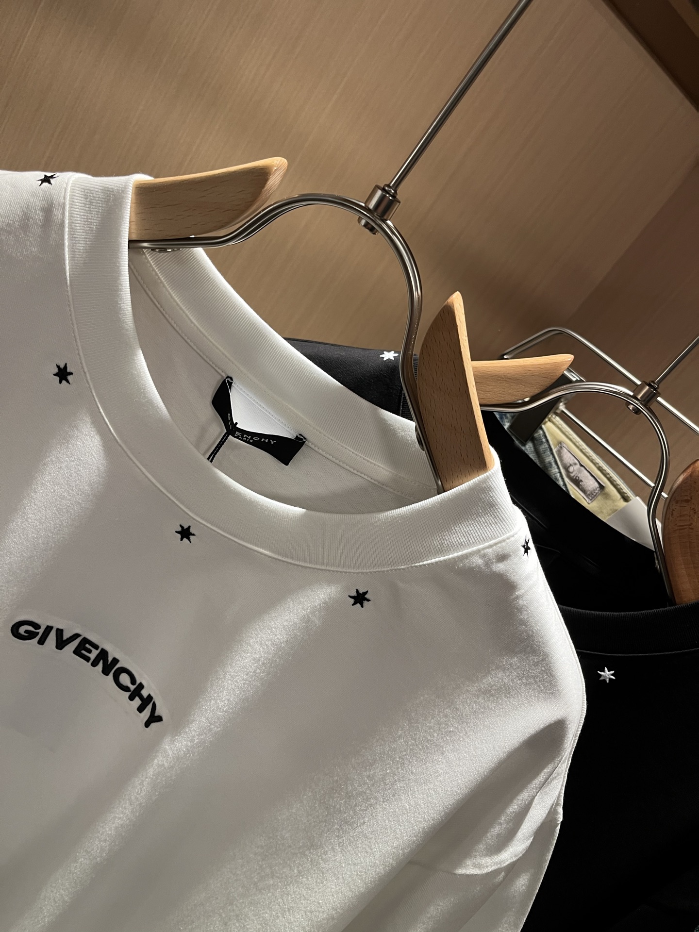 Giv*chy/纪*希2026春夏新款男女同款👫短袖T恤，主创时尚注入了全新时尚能量。通过探索各种题材和