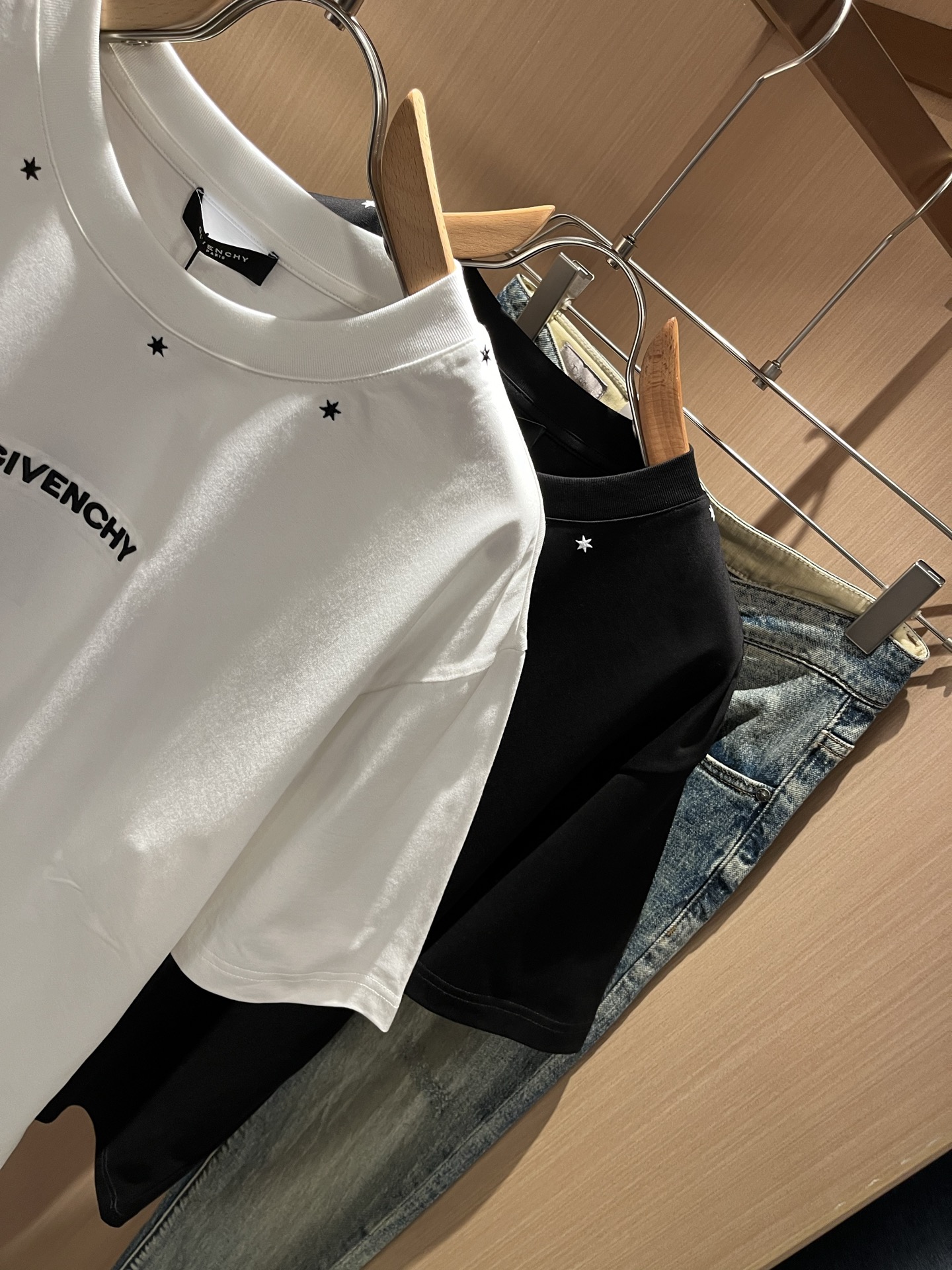 Giv*chy/纪*希2026春夏新款男女同款👫短袖T恤，主创时尚注入了全新时尚能量。通过探索各种题材和