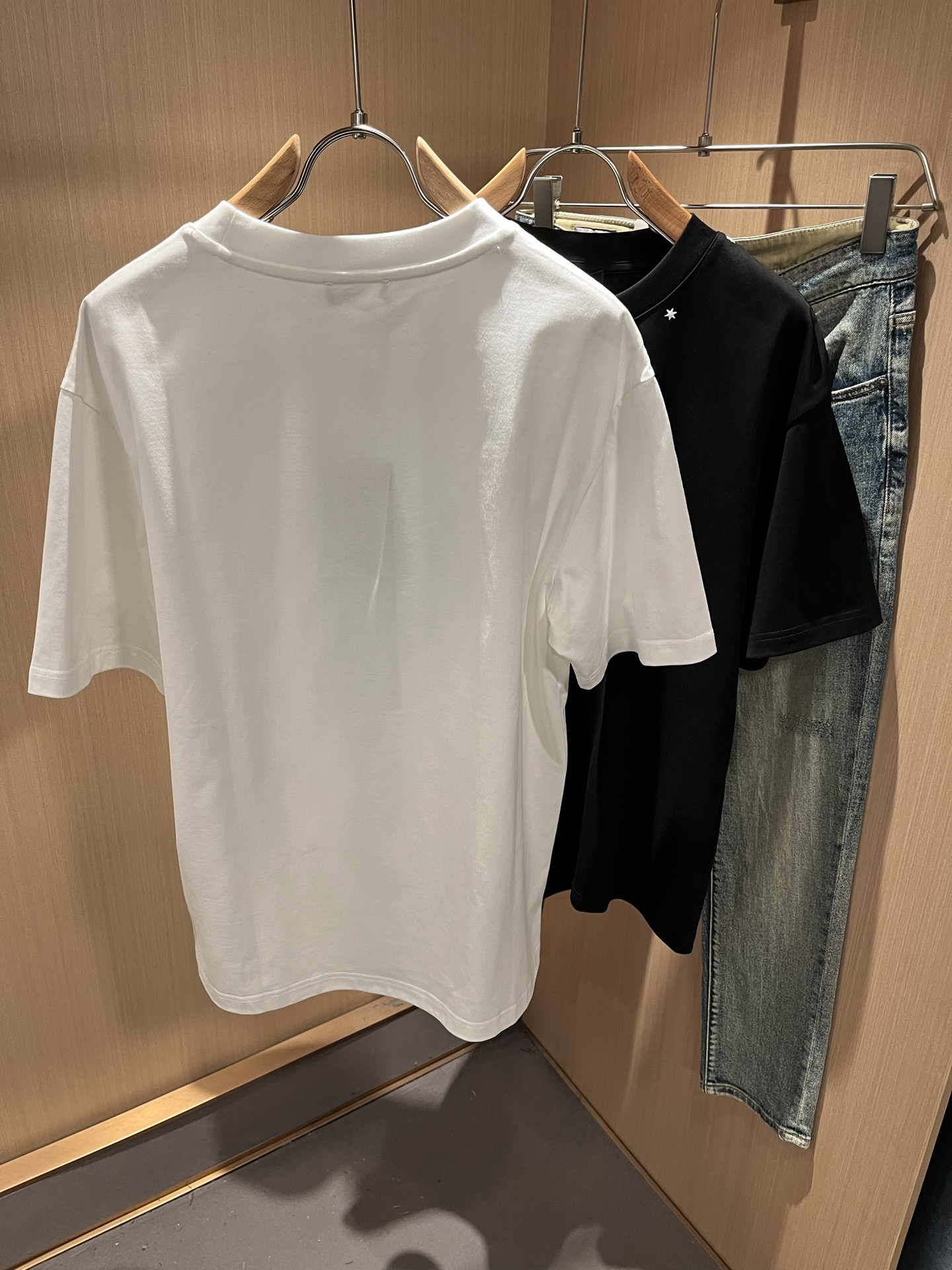 Giv*chy/纪*希2026春夏新款男女同款👫短袖T恤，主创时尚注入了全新时尚能量。通过探索各种题材和