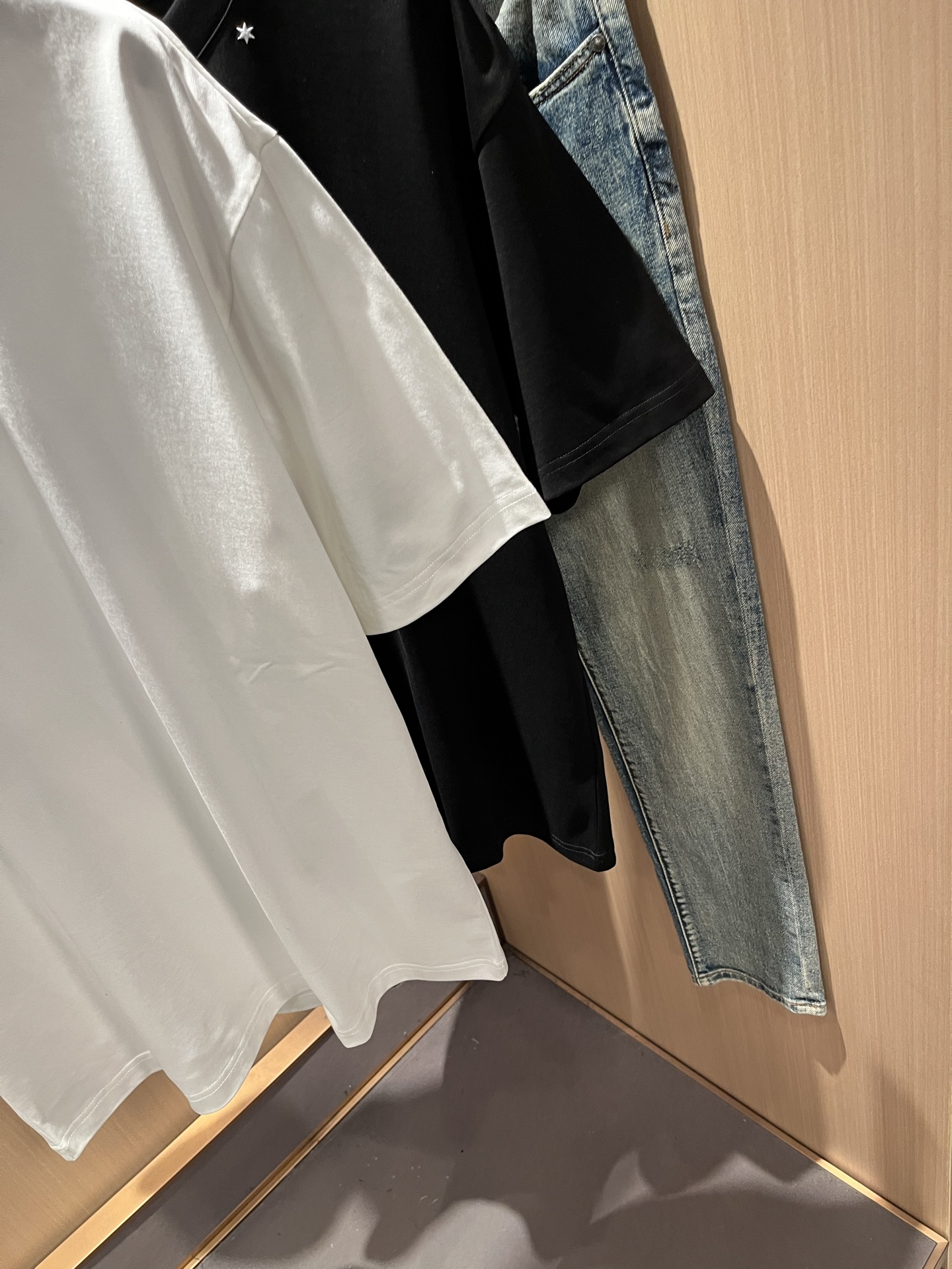 Giv*chy/纪*希2026春夏新款男女同款👫短袖T恤，主创时尚注入了全新时尚能量。通过探索各种题材和