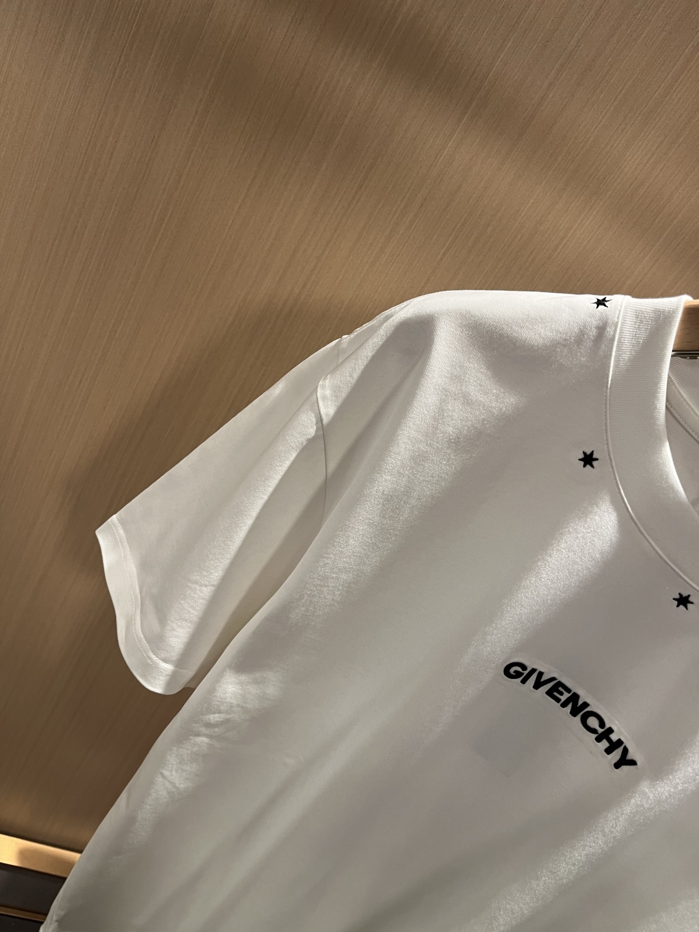 Giv*chy/纪*希2026春夏新款男女同款👫短袖T恤，主创时尚注入了全新时尚能量。通过探索各种题材和