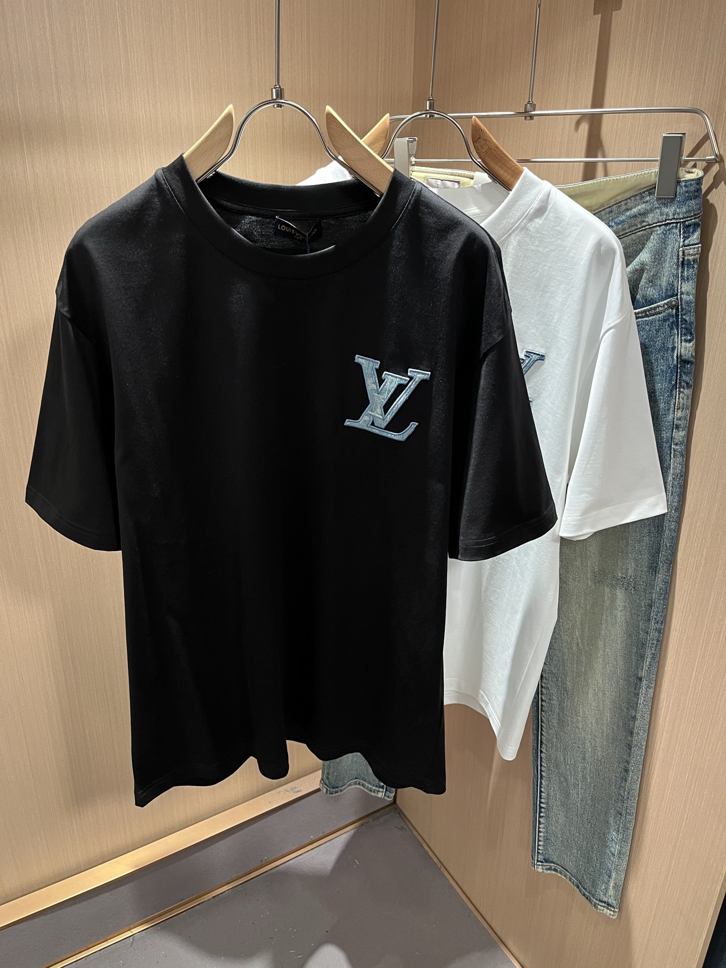 LouisVuitt*路易*登 2026春夏全新系列单品上线，非常时髦前卫的一款男女同款短袖T恤，标识l