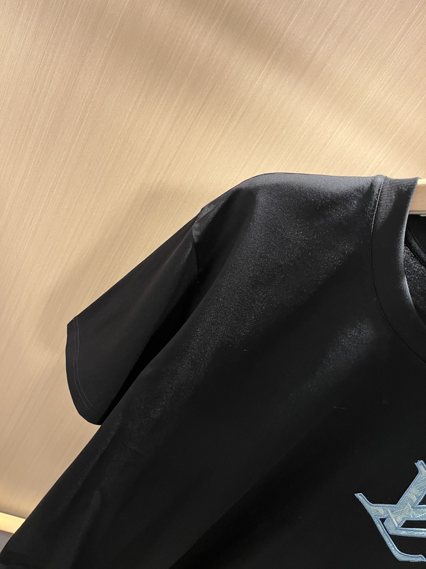 LouisVuitt*路易*登 2026春夏全新系列单品上线，非常时髦前卫的一款男女同款短袖T恤，标识l