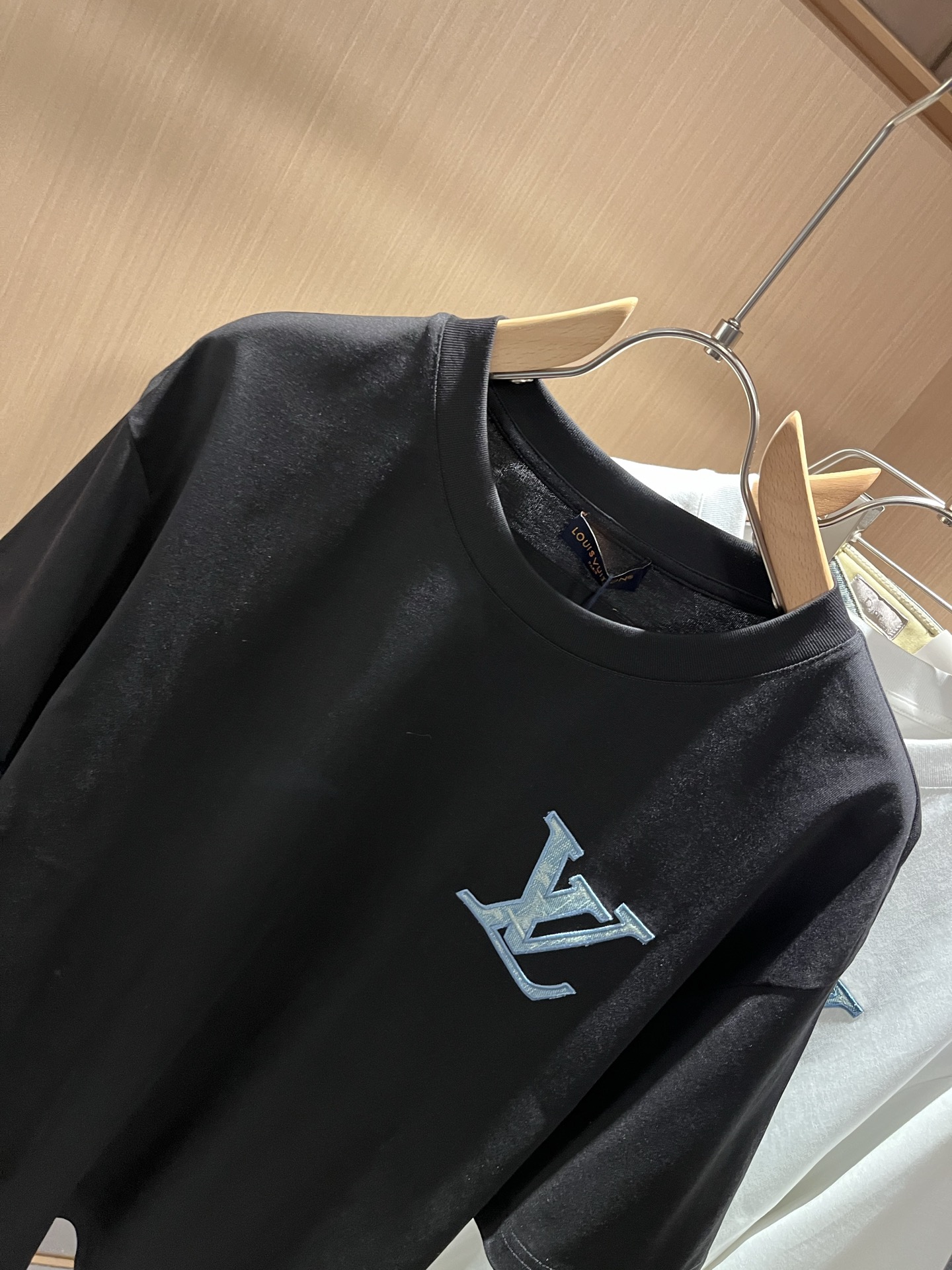 LouisVuitt*路易*登 2026春夏全新系列单品上线，非常时髦前卫的一款男女同款短袖T恤，标识l