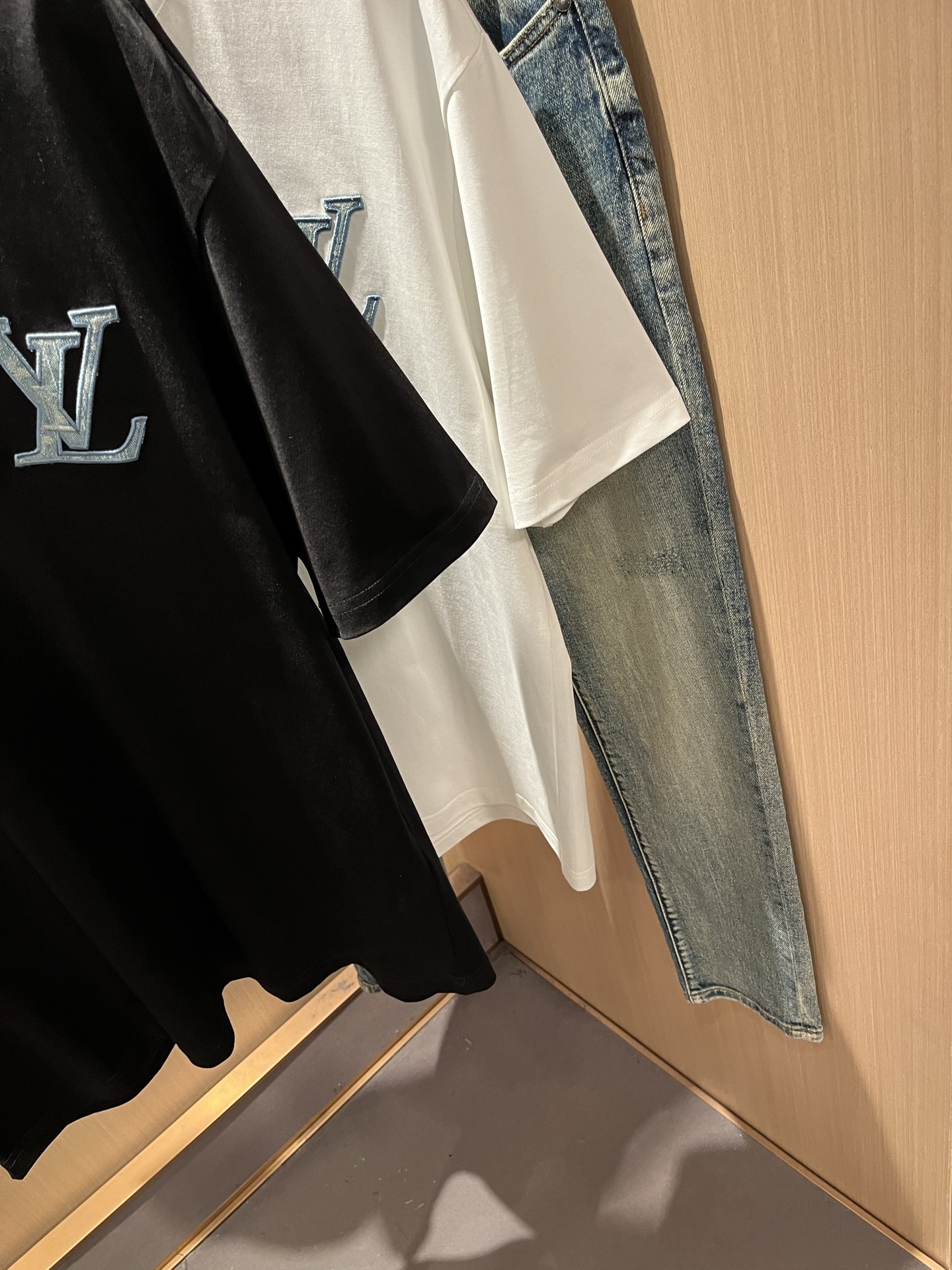 LouisVuitt*路易*登 2026春夏全新系列单品上线，非常时髦前卫的一款男女同款短袖T恤，标识l