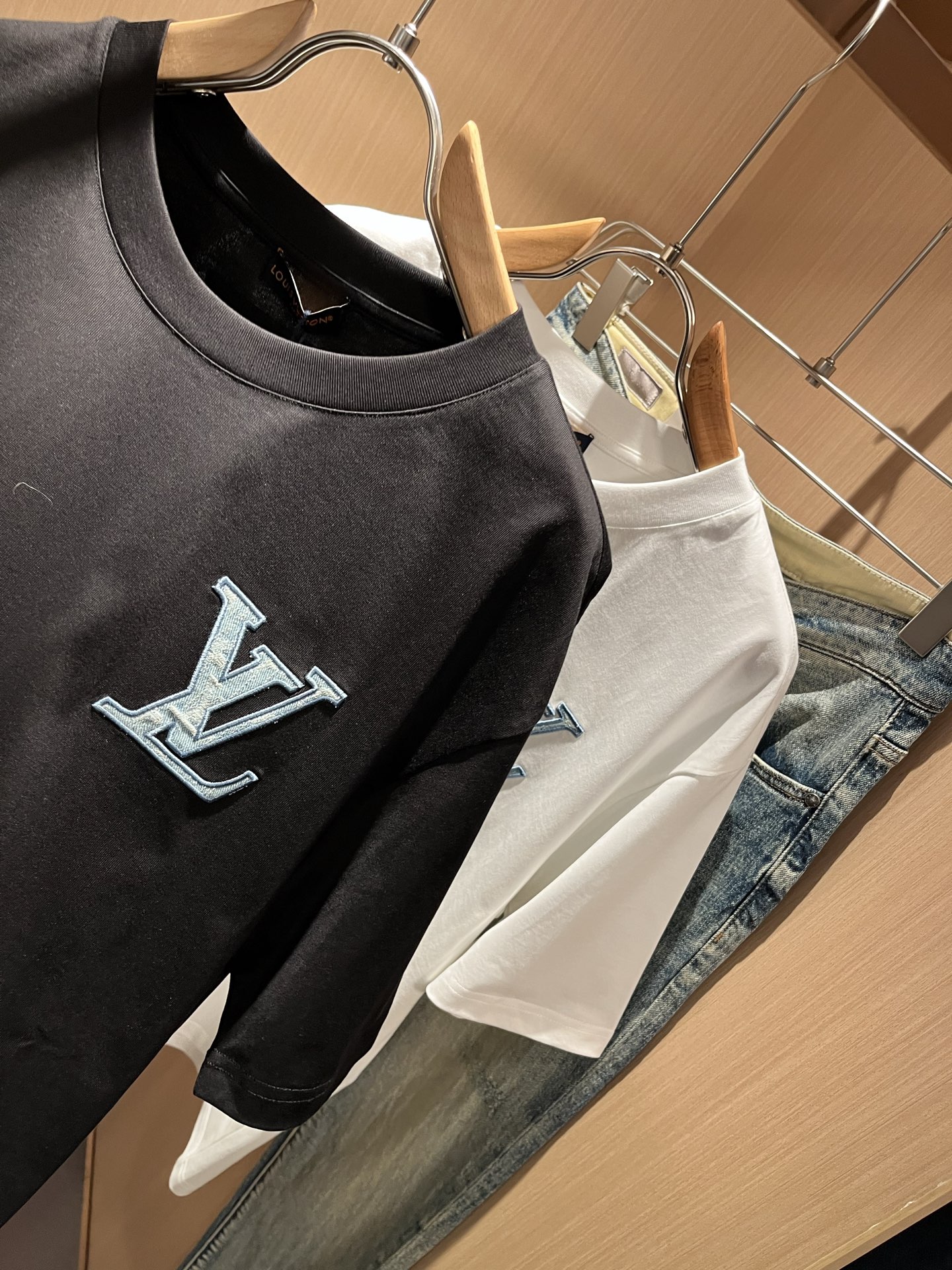 LouisVuitt*路易*登 2026春夏全新系列单品上线，非常时髦前卫的一款男女同款短袖T恤，标识l