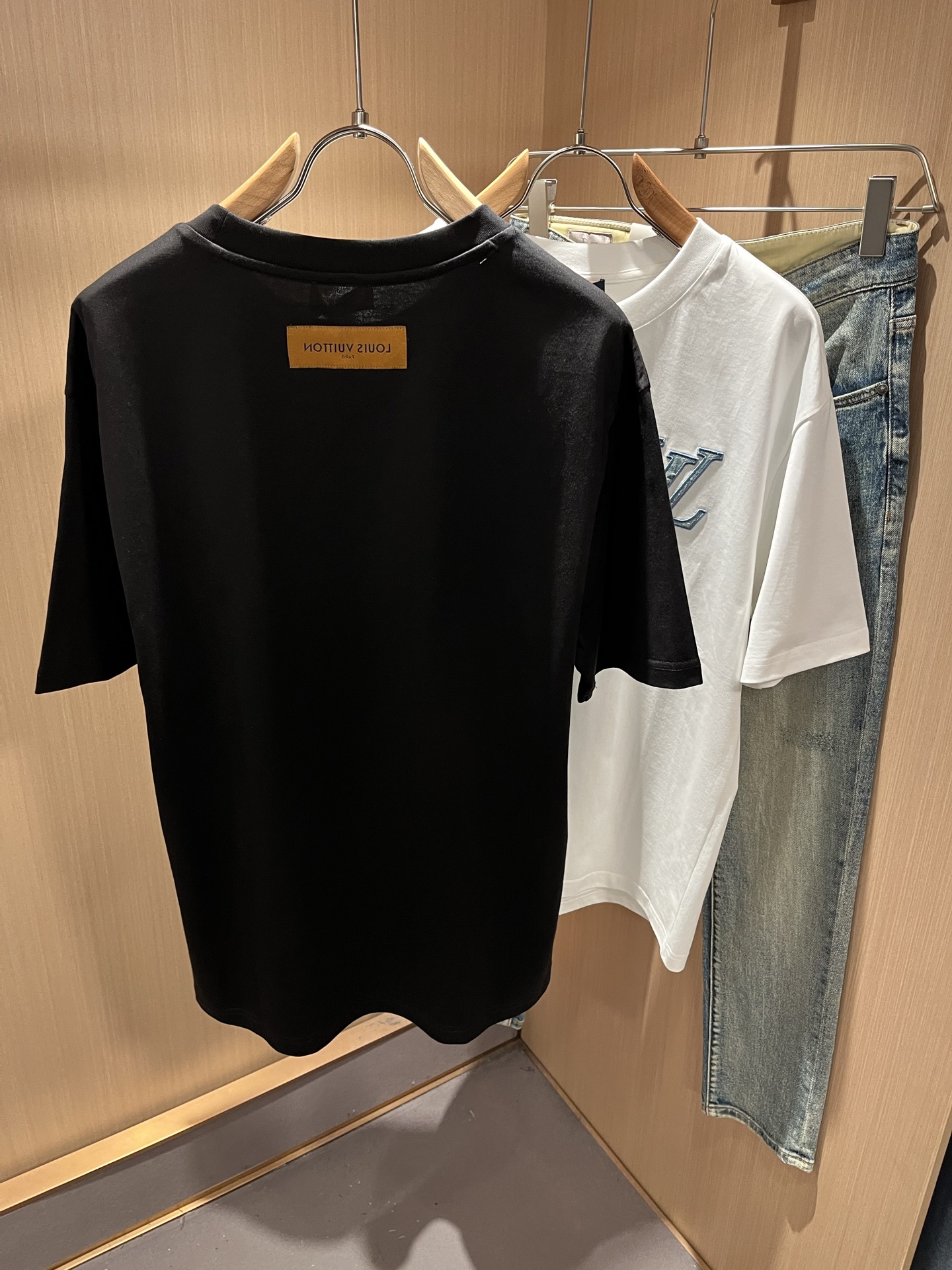 LouisVuitt*路易*登 2026春夏全新系列单品上线，非常时髦前卫的一款男女同款短袖T恤，标识l