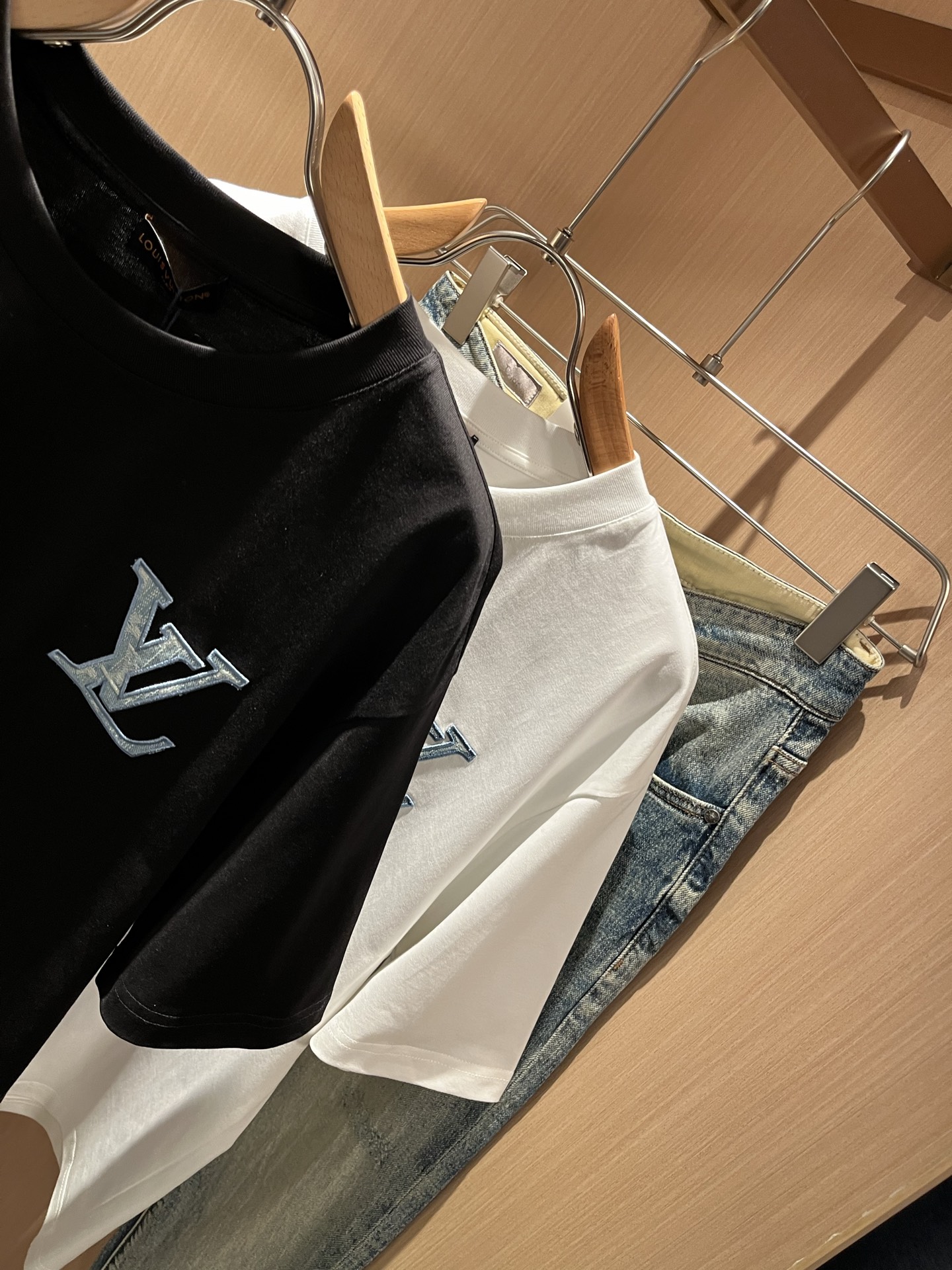 LouisVuitt*路易*登 2026春夏全新系列单品上线，非常时髦前卫的一款男女同款短袖T恤，标识l