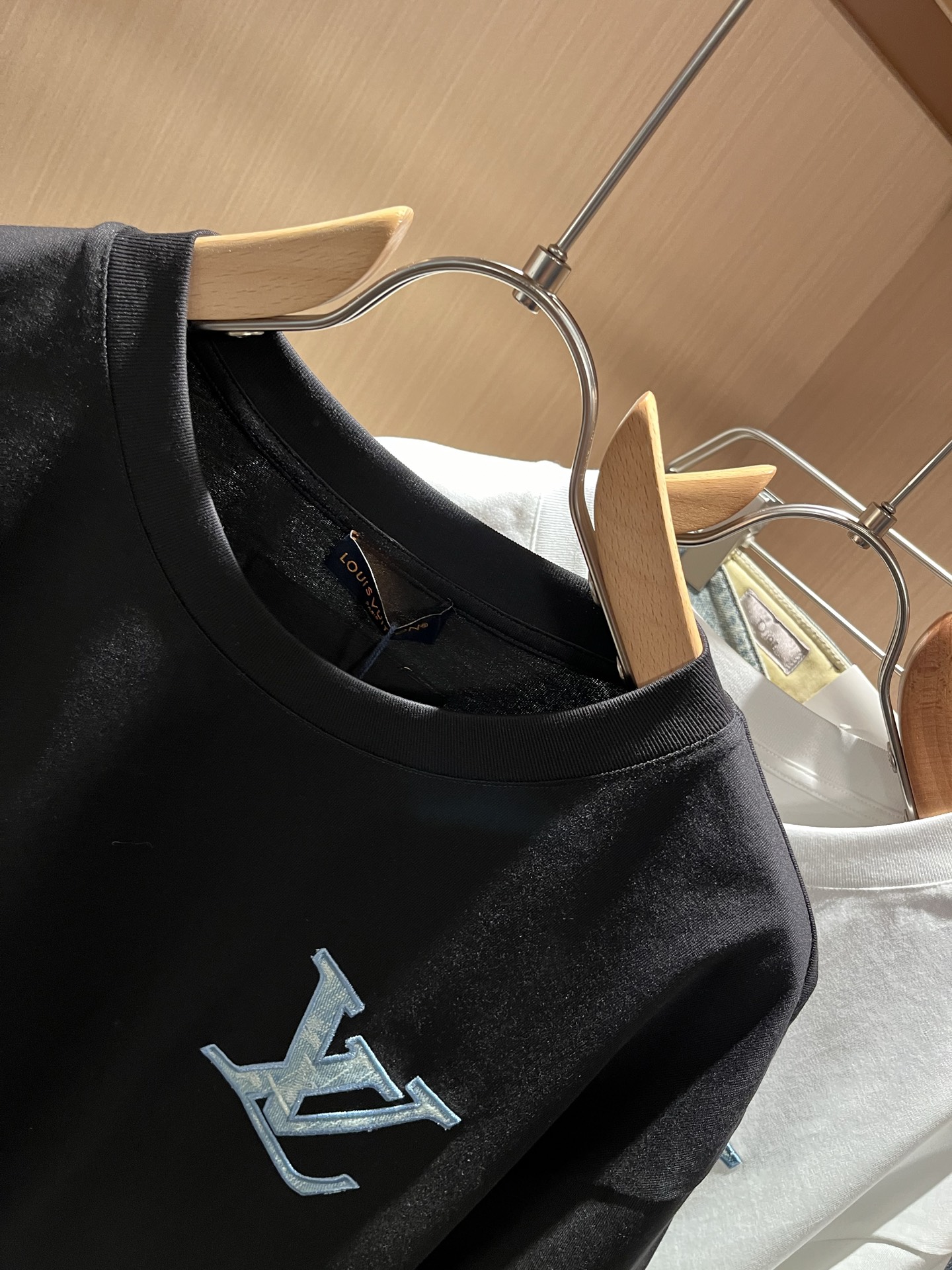 LouisVuitt*路易*登 2026春夏全新系列单品上线，非常时髦前卫的一款男女同款短袖T恤，标识l