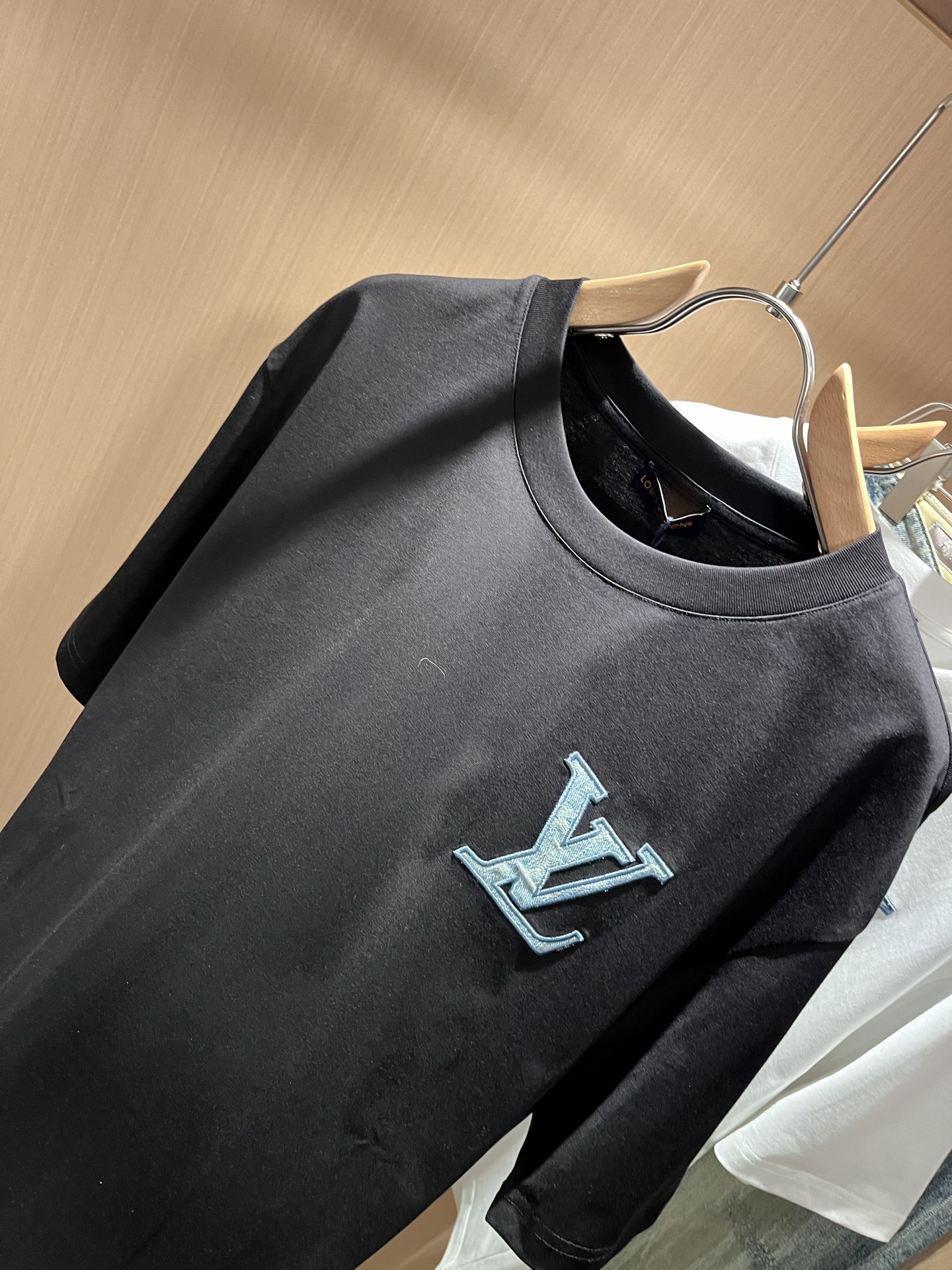 LouisVuitt*路易*登 2026春夏全新系列单品上线，非常时髦前卫的一款男女同款短袖T恤，标识l