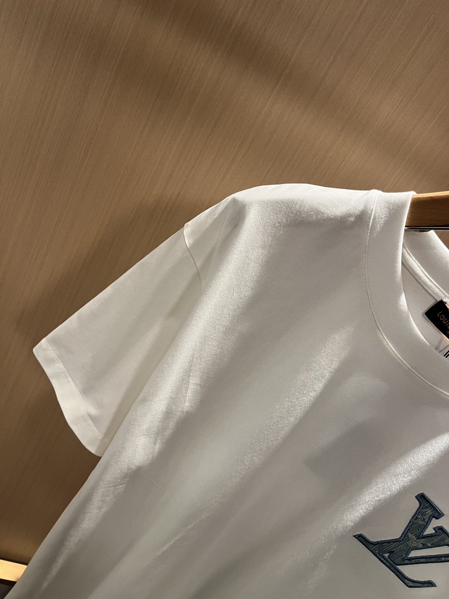 LouisVuitt*路易*登 2026春夏全新系列单品上线，非常时髦前卫的一款男女同款短袖T恤，标识l