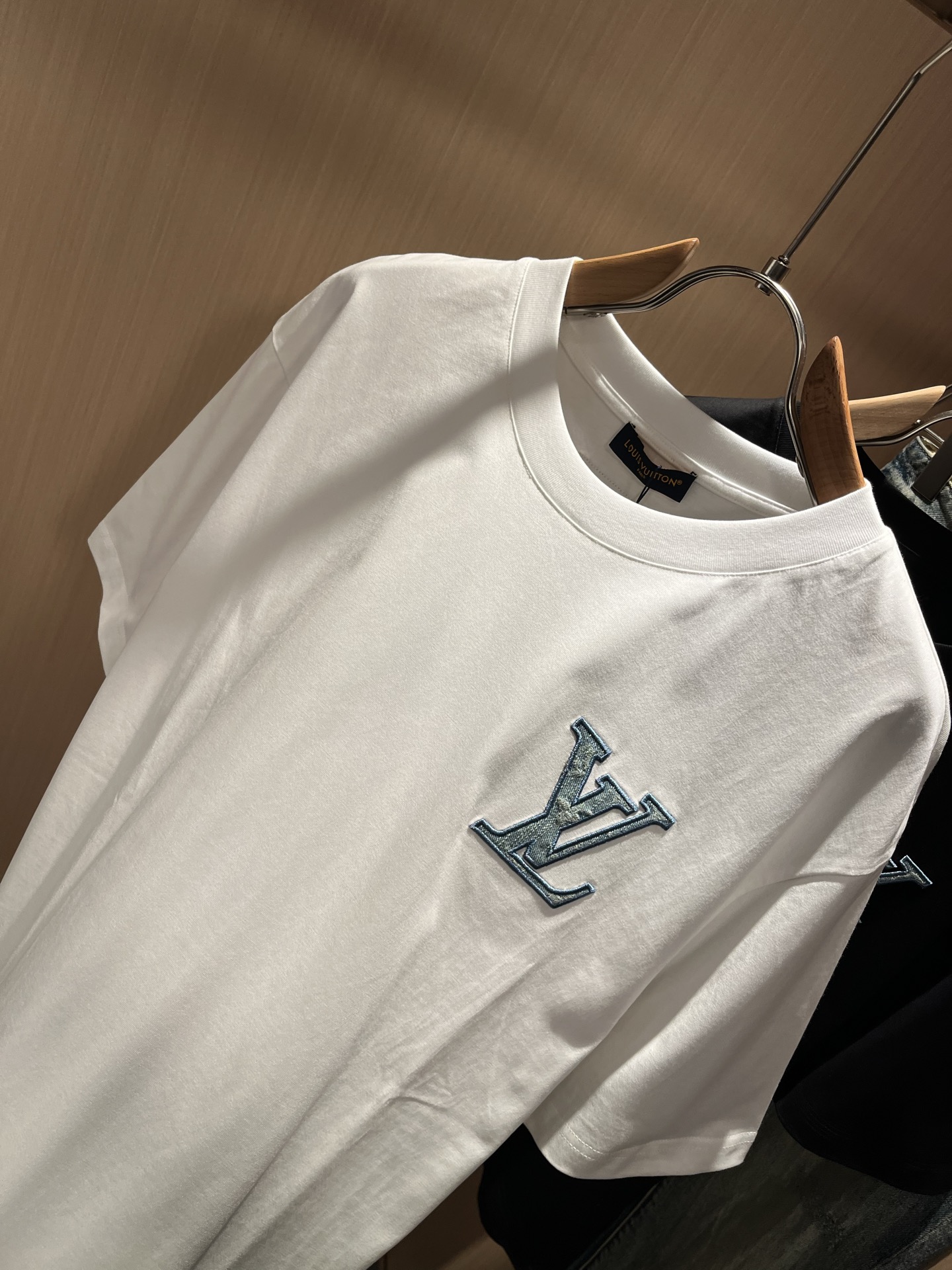 LouisVuitt*路易*登 2026春夏全新系列单品上线，非常时髦前卫的一款男女同款短袖T恤，标识l