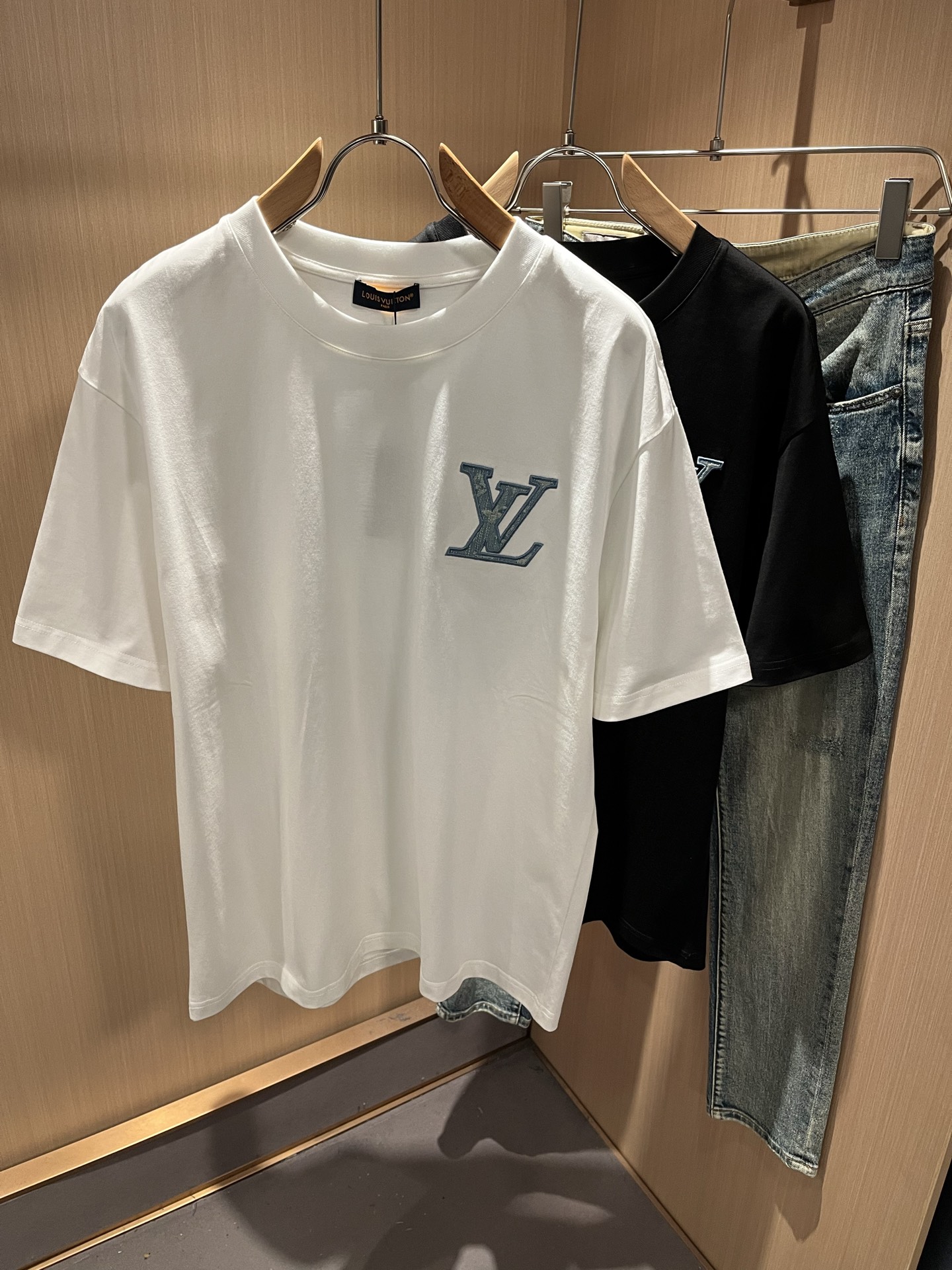 LouisVuitt*路易*登 2026春夏全新系列单品上线，非常时髦前卫的一款男女同款短袖T恤，标识l