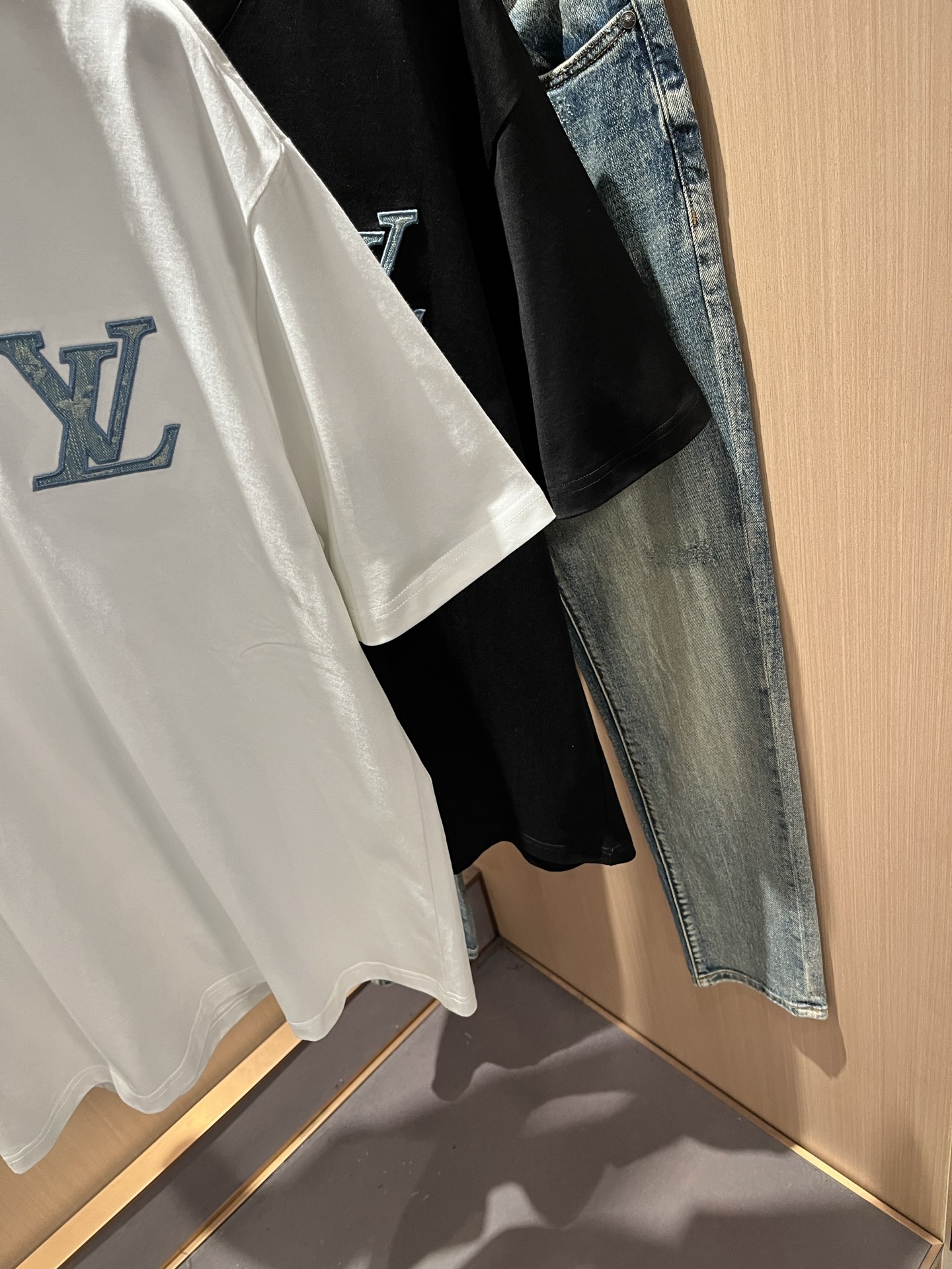 LouisVuitt*路易*登 2026春夏全新系列单品上线，非常时髦前卫的一款男女同款短袖T恤，标识l