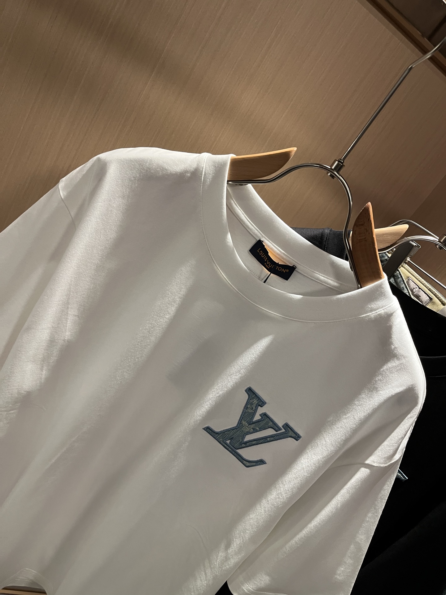 LouisVuitt*路易*登 2026春夏全新系列单品上线，非常时髦前卫的一款男女同款短袖T恤，标识l