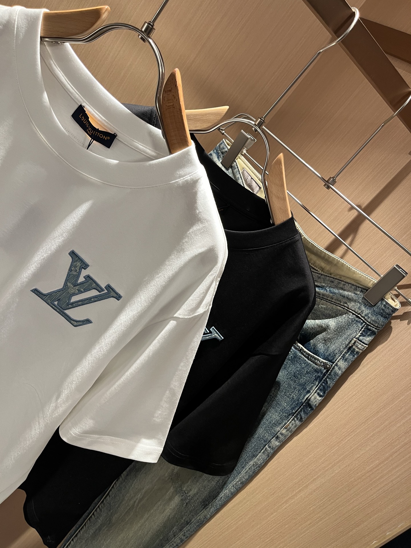 LouisVuitt*路易*登 2026春夏全新系列单品上线，非常时髦前卫的一款男女同款短袖T恤，标识l