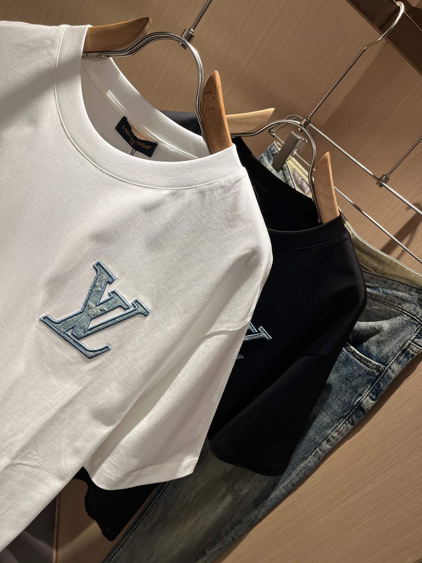 LouisVuitt*路易*登 2026春夏全新系列单品上线，非常时髦前卫的一款男女同款短袖T恤，标识l