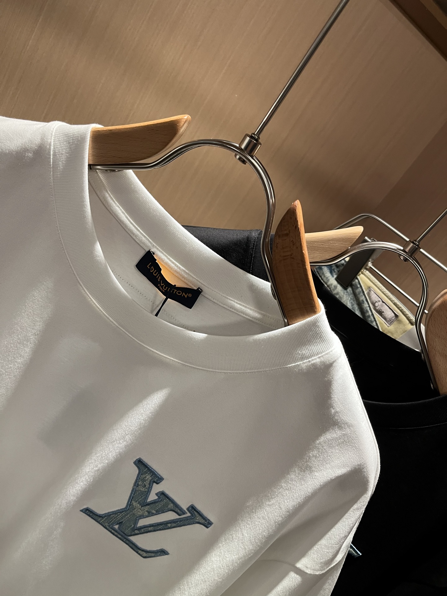 LouisVuitt*路易*登 2026春夏全新系列单品上线，非常时髦前卫的一款男女同款短袖T恤，标识l