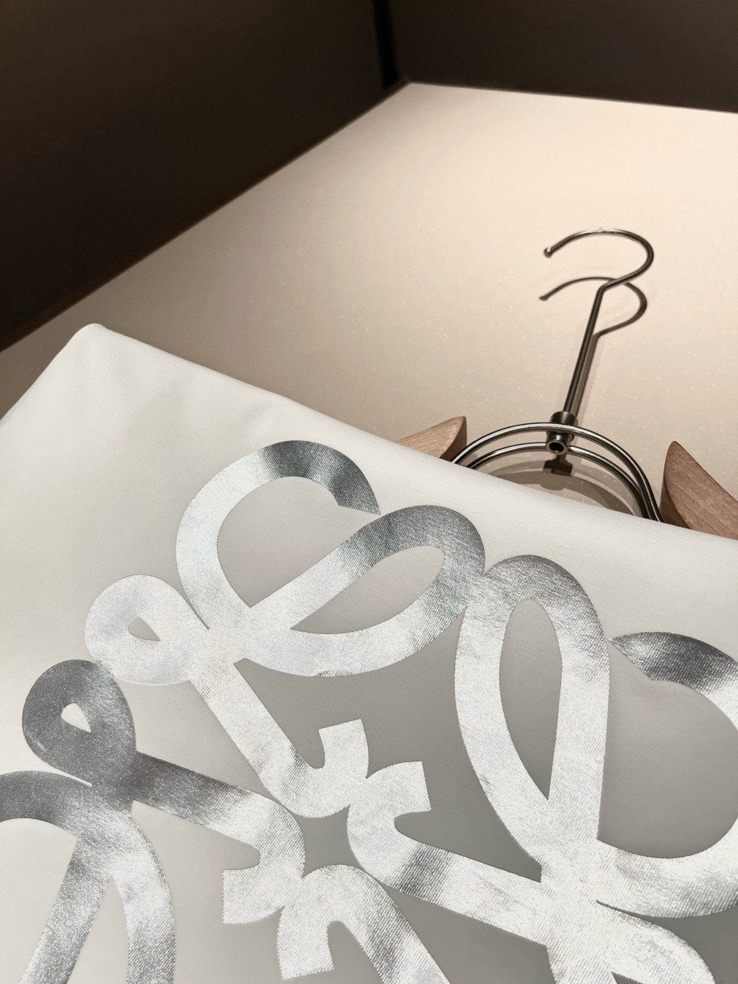 LOE*WE罗*威 2026春夏新款男女同款👫短袖T恤，意大利原厂订单渠道，极具个性高级风，标志logo