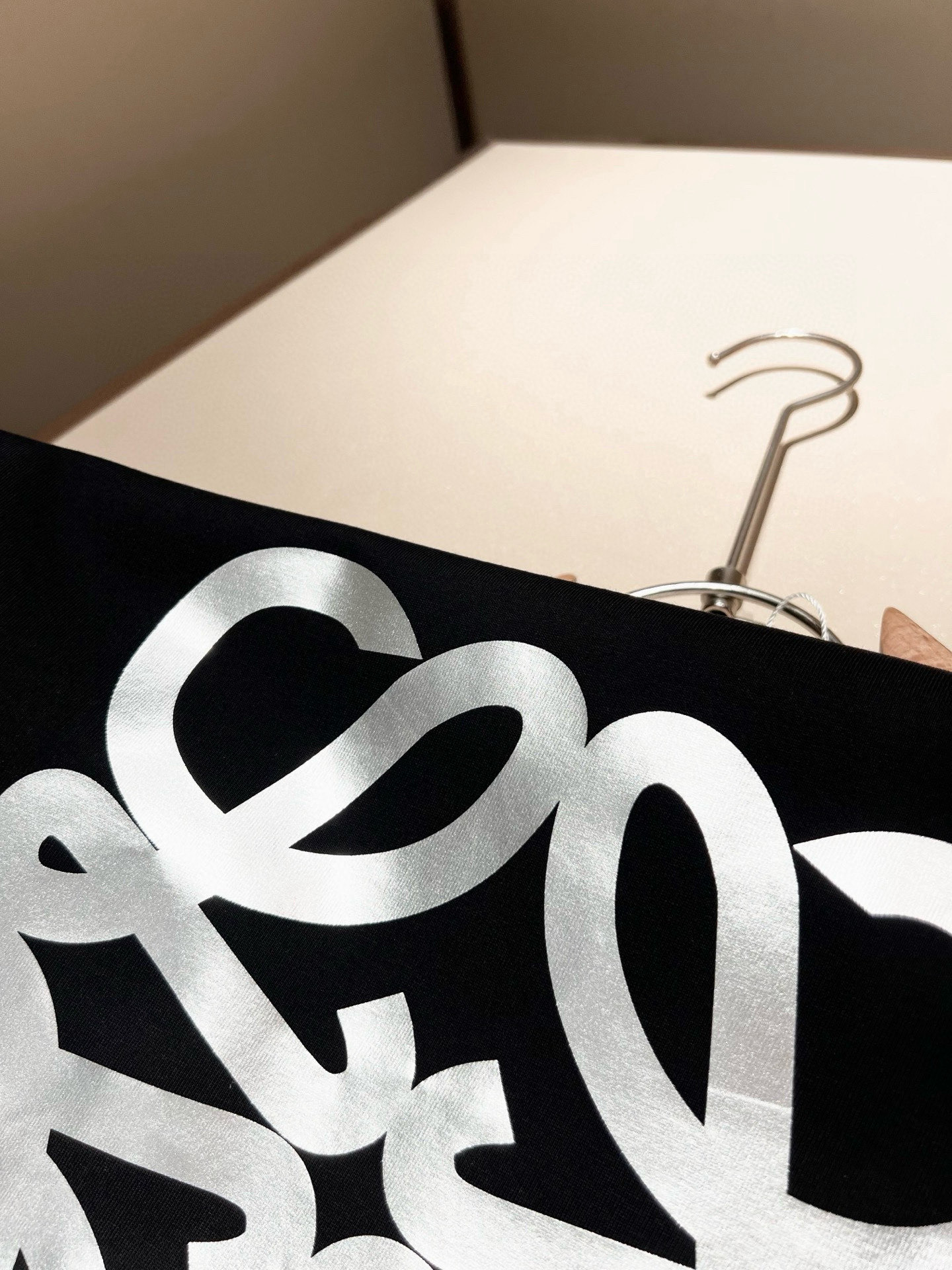 LOE*WE罗*威 2026春夏新款男女同款👫短袖T恤，意大利原厂订单渠道，极具个性高级风，标志logo