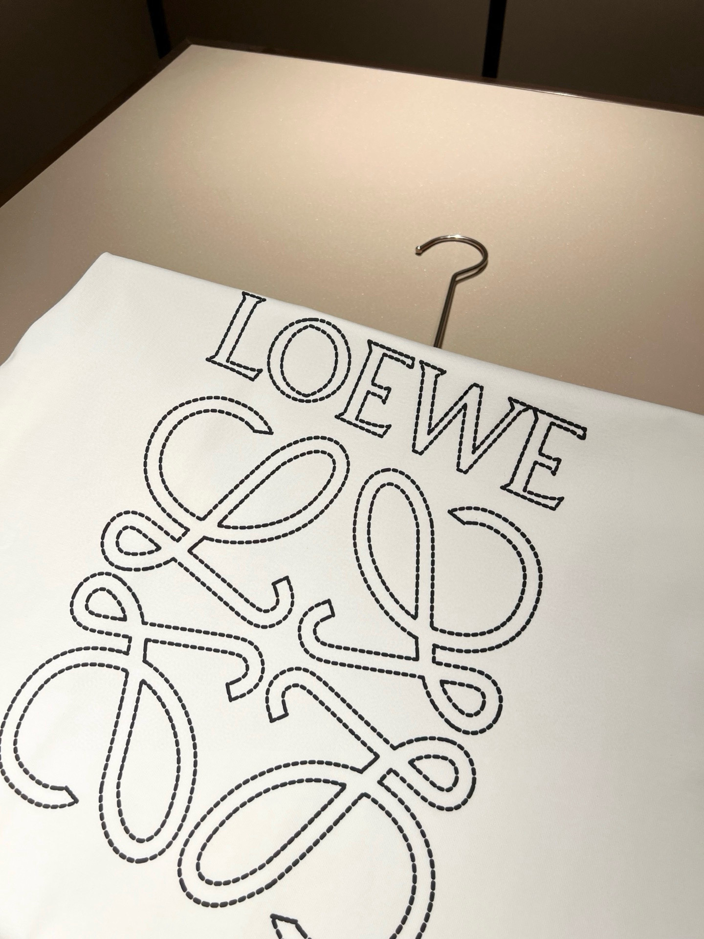 LOE*WE罗*威 2026春夏新款男女同款👫短袖T恤，意大利原厂订单渠道，极具个性高级风，标志logo