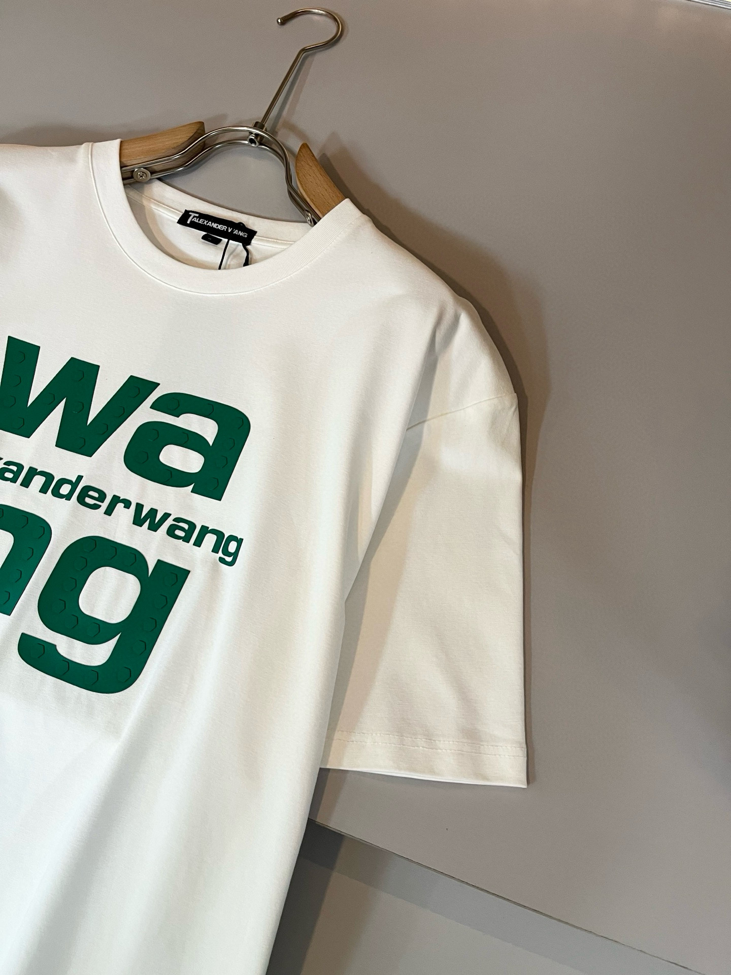 Alexander McQue*n亚历*大·麦昆2026春夏款男女同款👫短袖T恤。欧洲区域限定发售，重磅