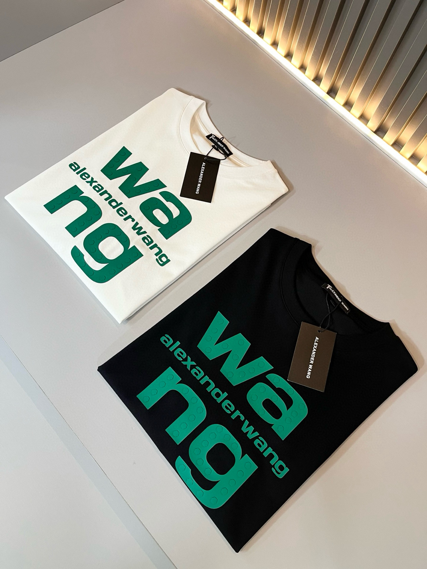 Alexander McQue*n亚历*大·麦昆2026春夏款男女同款👫短袖T恤。欧洲区域限定发售，重磅