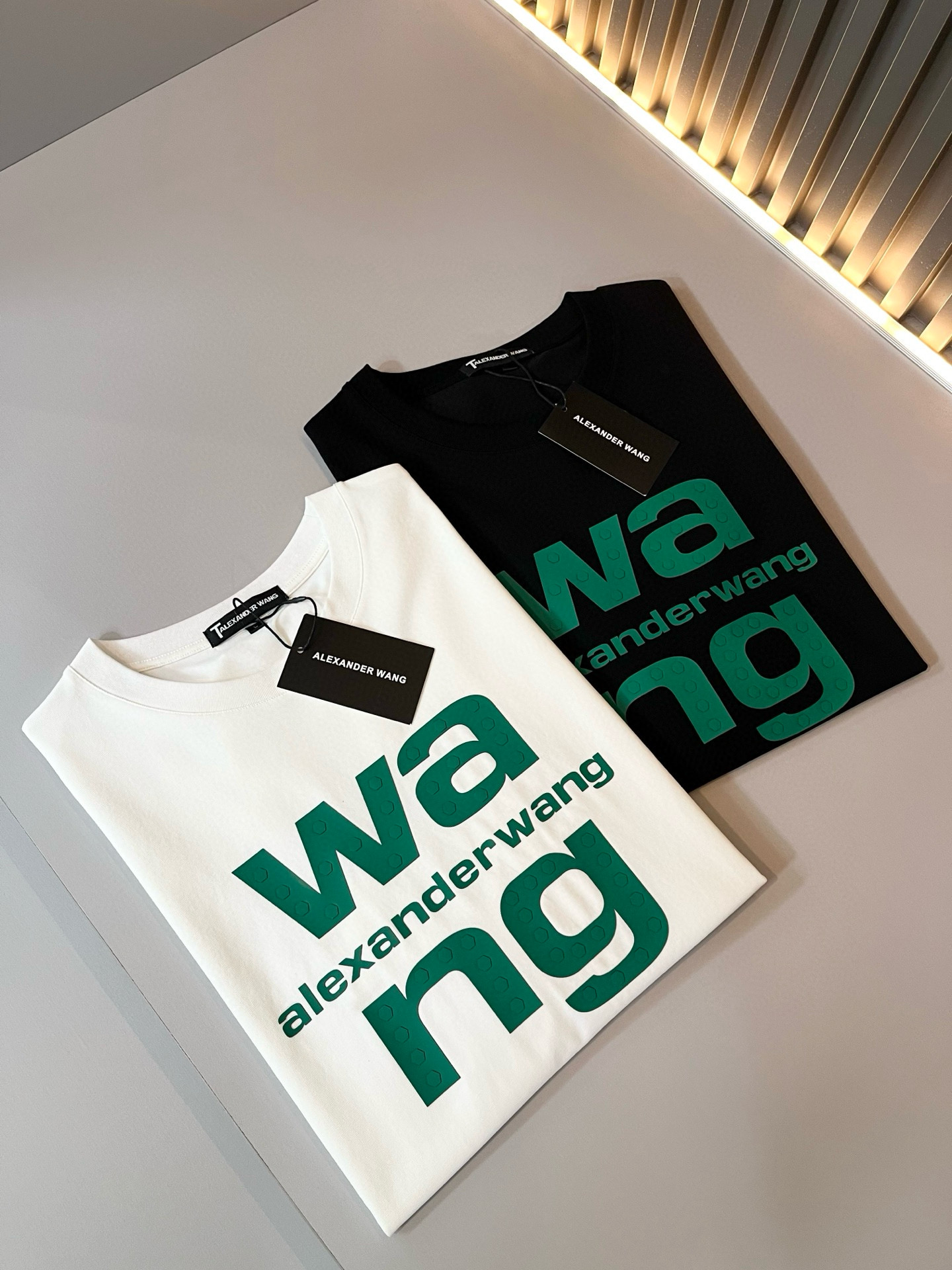 Alexander McQue*n亚历*大·麦昆2026春夏款男女同款👫短袖T恤。欧洲区域限定发售，重磅