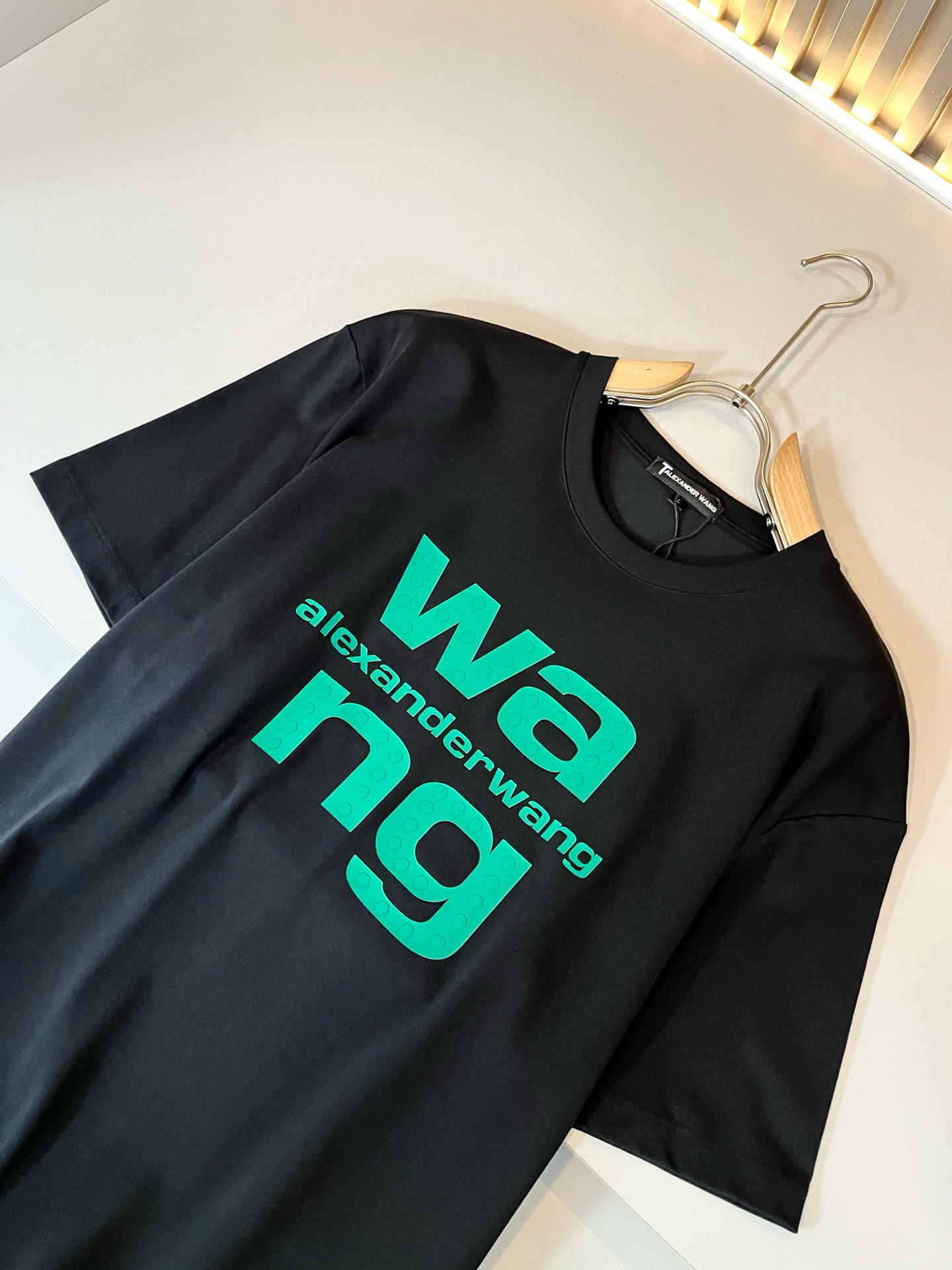 Alexander McQue*n亚历*大·麦昆2026春夏款男女同款👫短袖T恤。欧洲区域限定发售，重磅