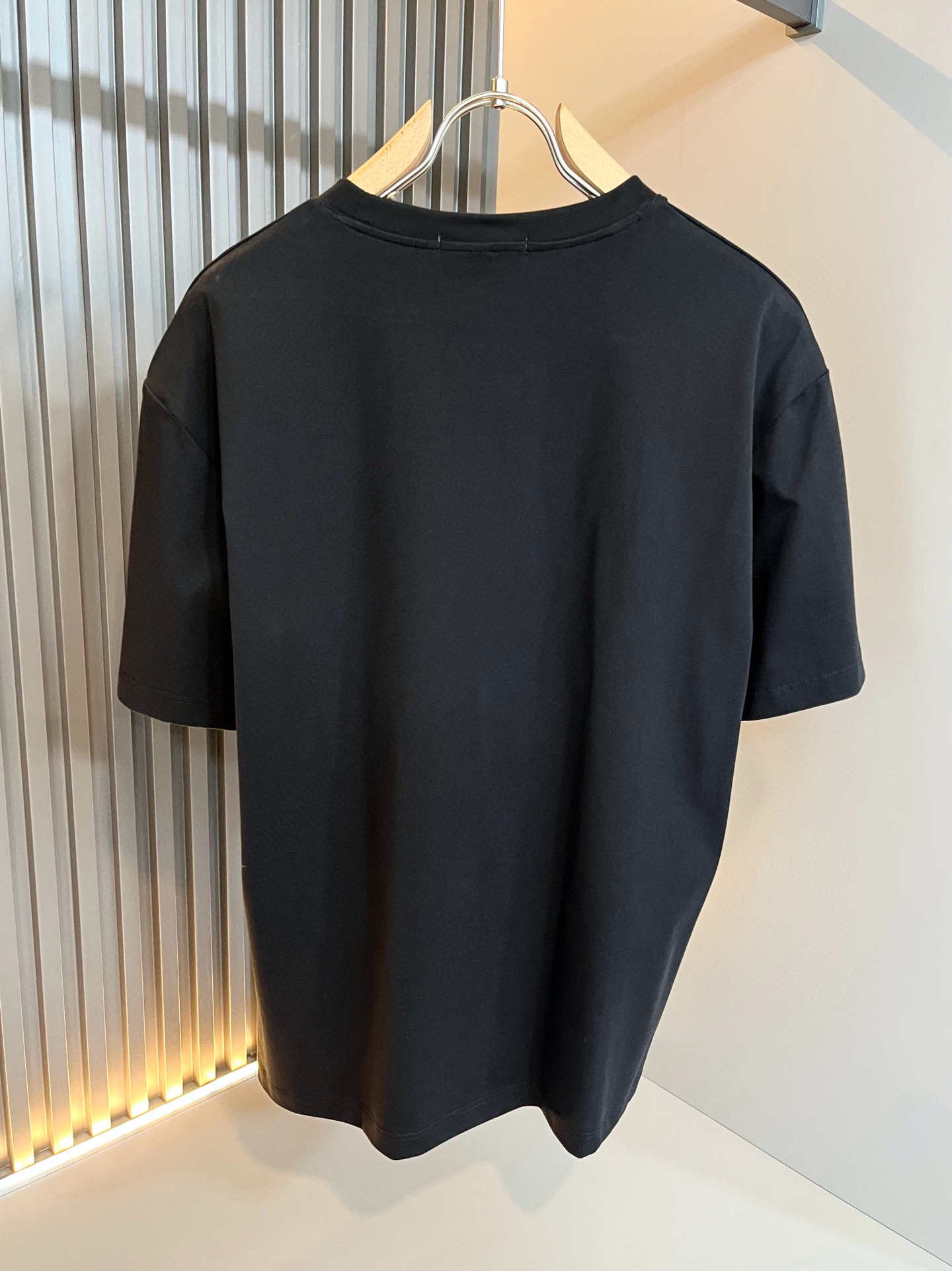 Alexander McQue*n亚历*大·麦昆2026春夏款男女同款👫短袖T恤。欧洲区域限定发售，重磅