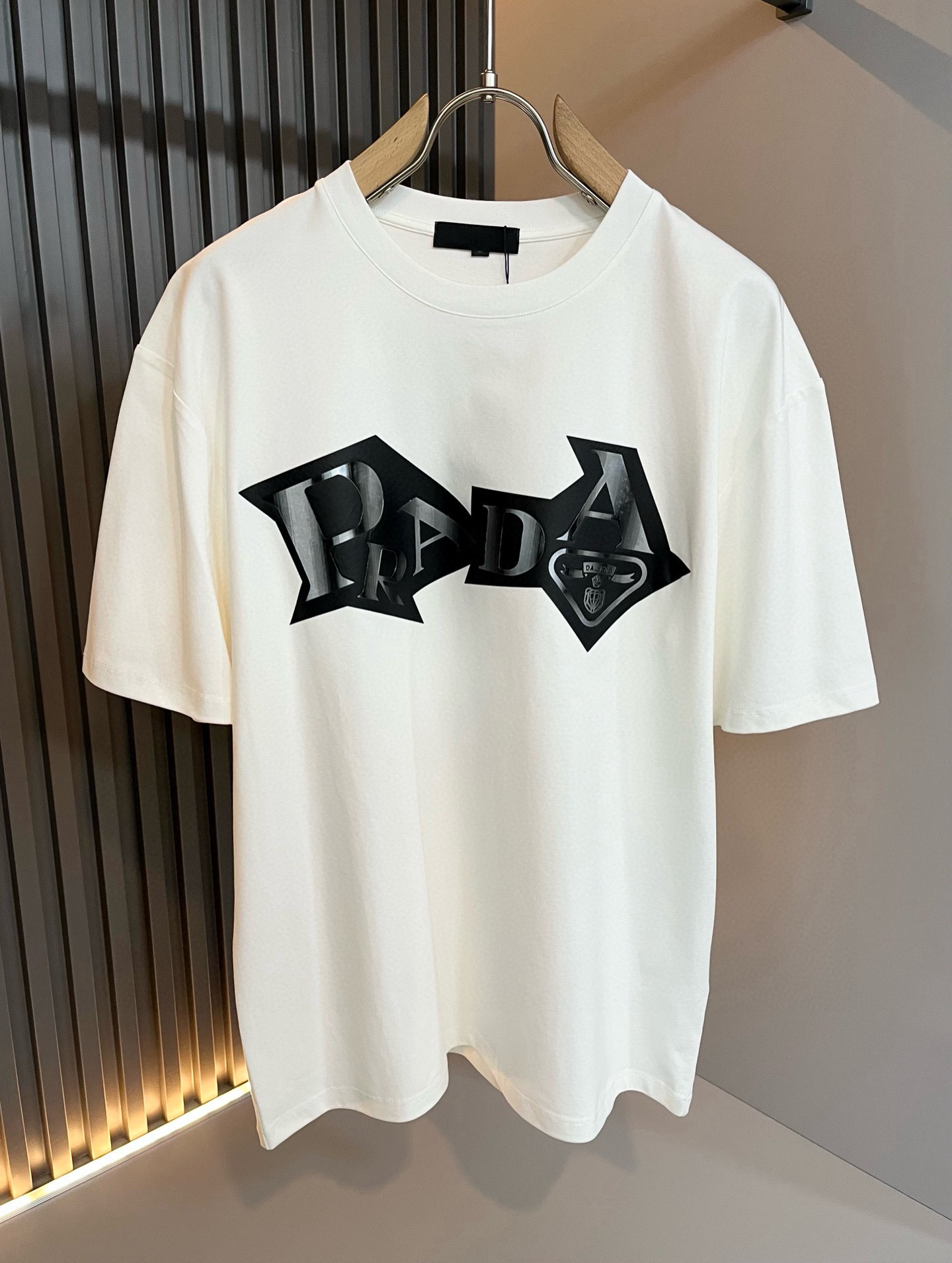 PRAD*A普*达2026春夏新款男女同款👫短袖T恤，最新款全网独家首上！！~既经典有时尚百搭，谁不爱啊