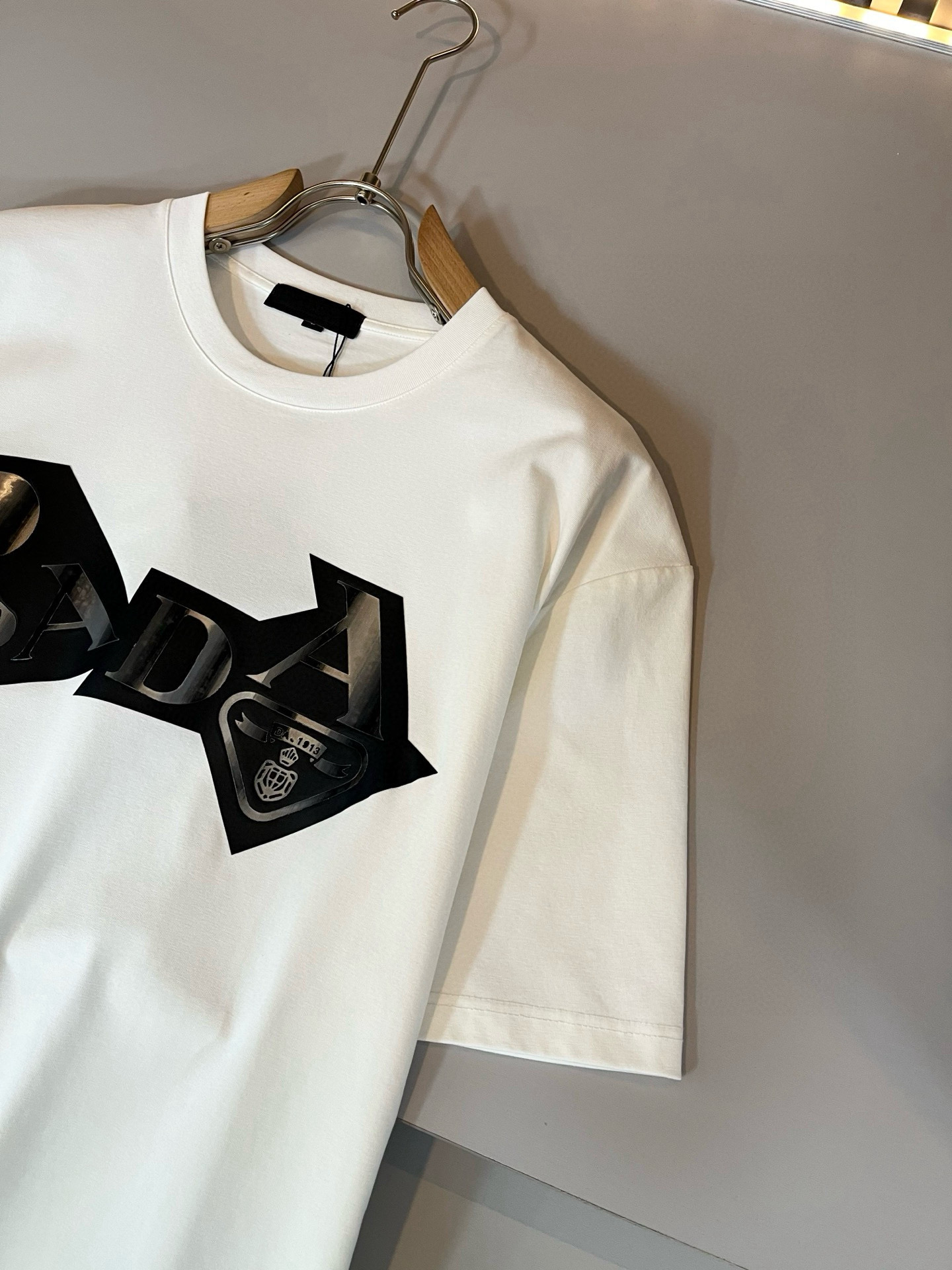 PRAD*A普*达2026春夏新款男女同款👫短袖T恤，最新款全网独家首上！！~既经典有时尚百搭，谁不爱啊