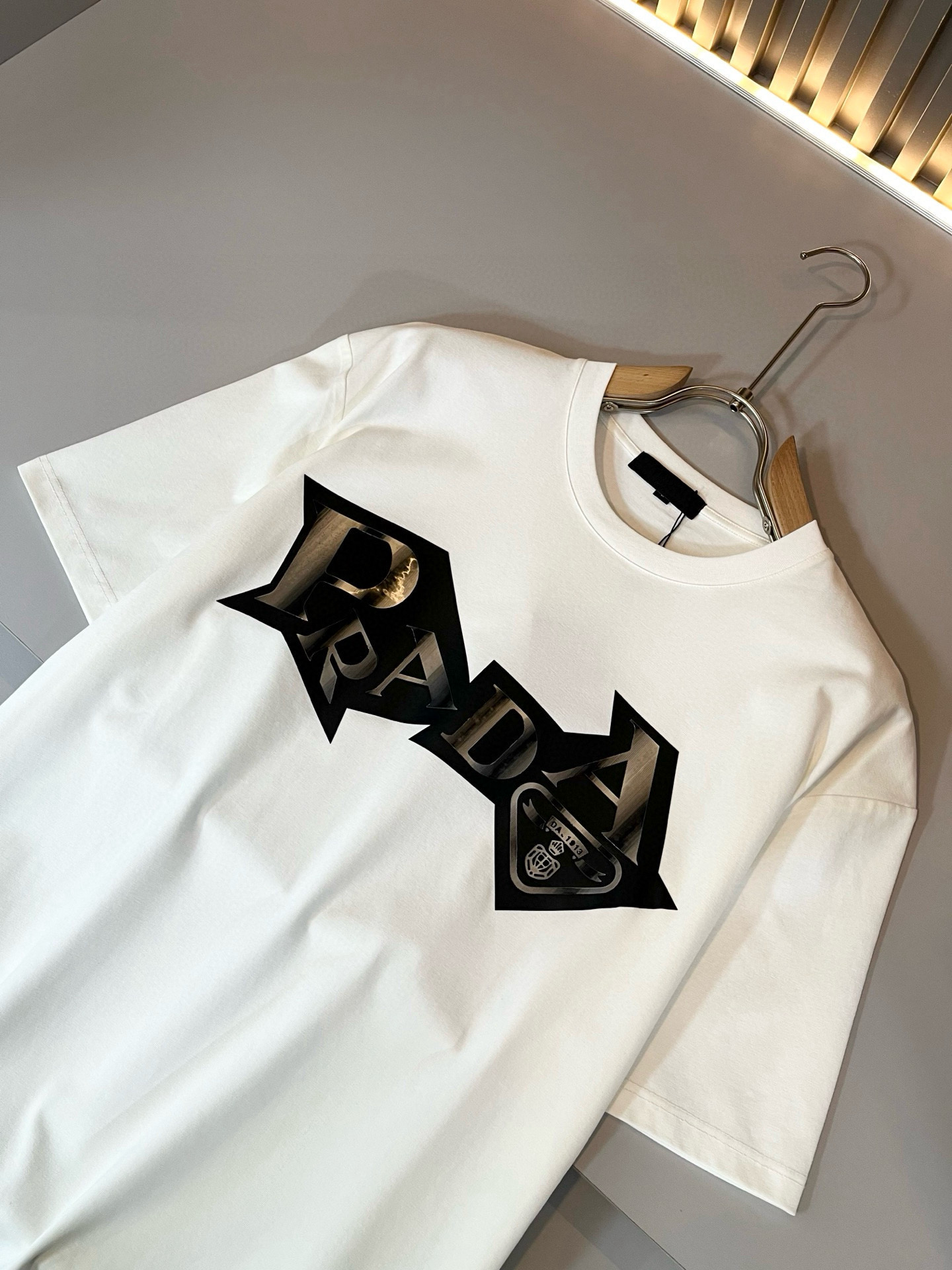 PRAD*A普*达2026春夏新款男女同款👫短袖T恤，最新款全网独家首上！！~既经典有时尚百搭，谁不爱啊