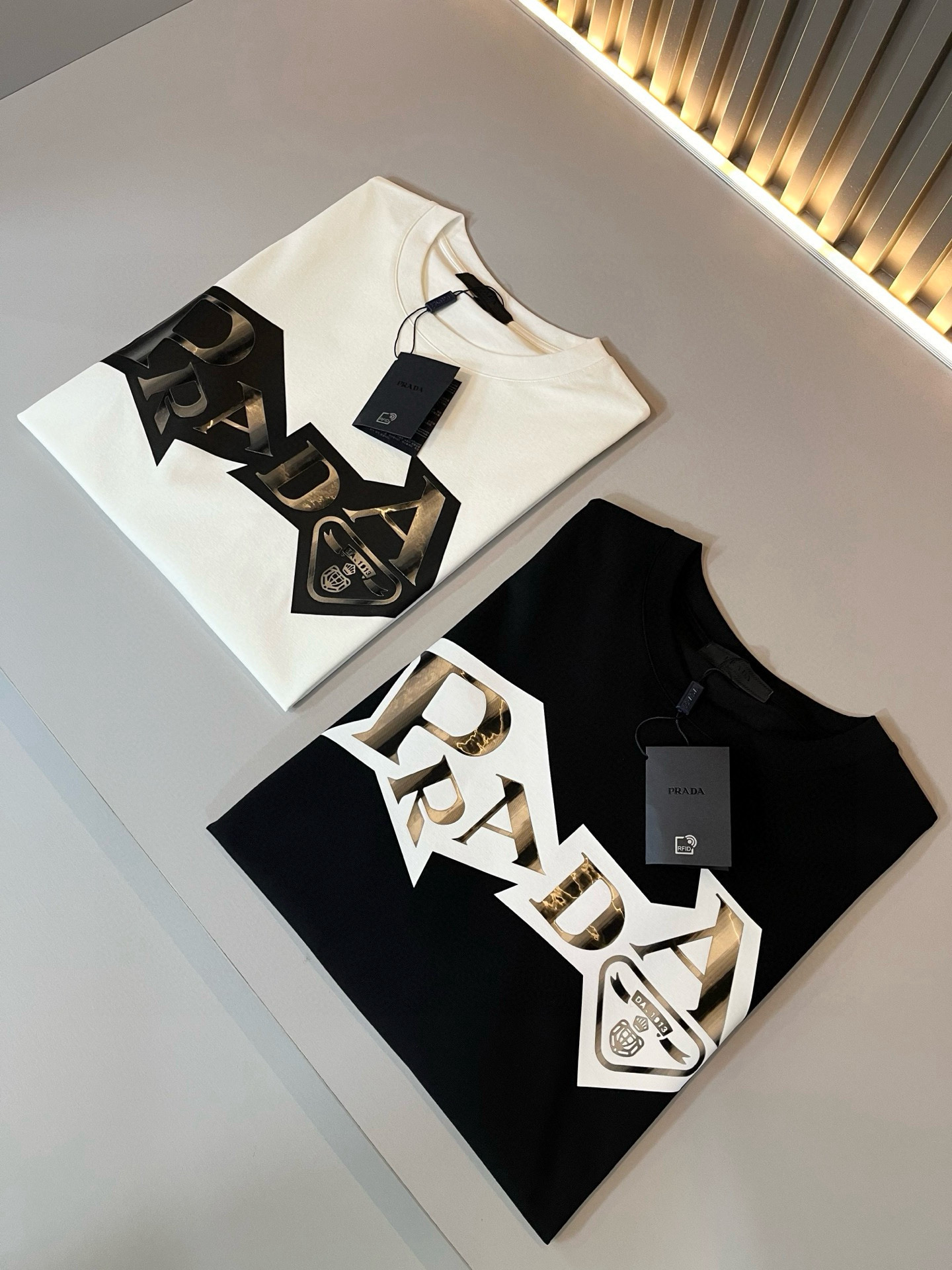 PRAD*A普*达2026春夏新款男女同款👫短袖T恤，最新款全网独家首上！！~既经典有时尚百搭，谁不爱啊