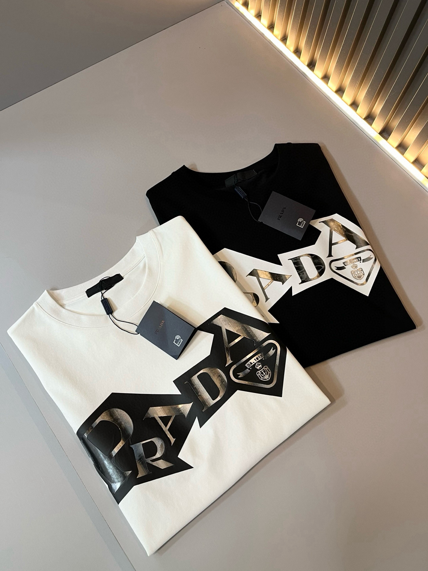 PRAD*A普*达2026春夏新款男女同款👫短袖T恤，最新款全网独家首上！！~既经典有时尚百搭，谁不爱啊
