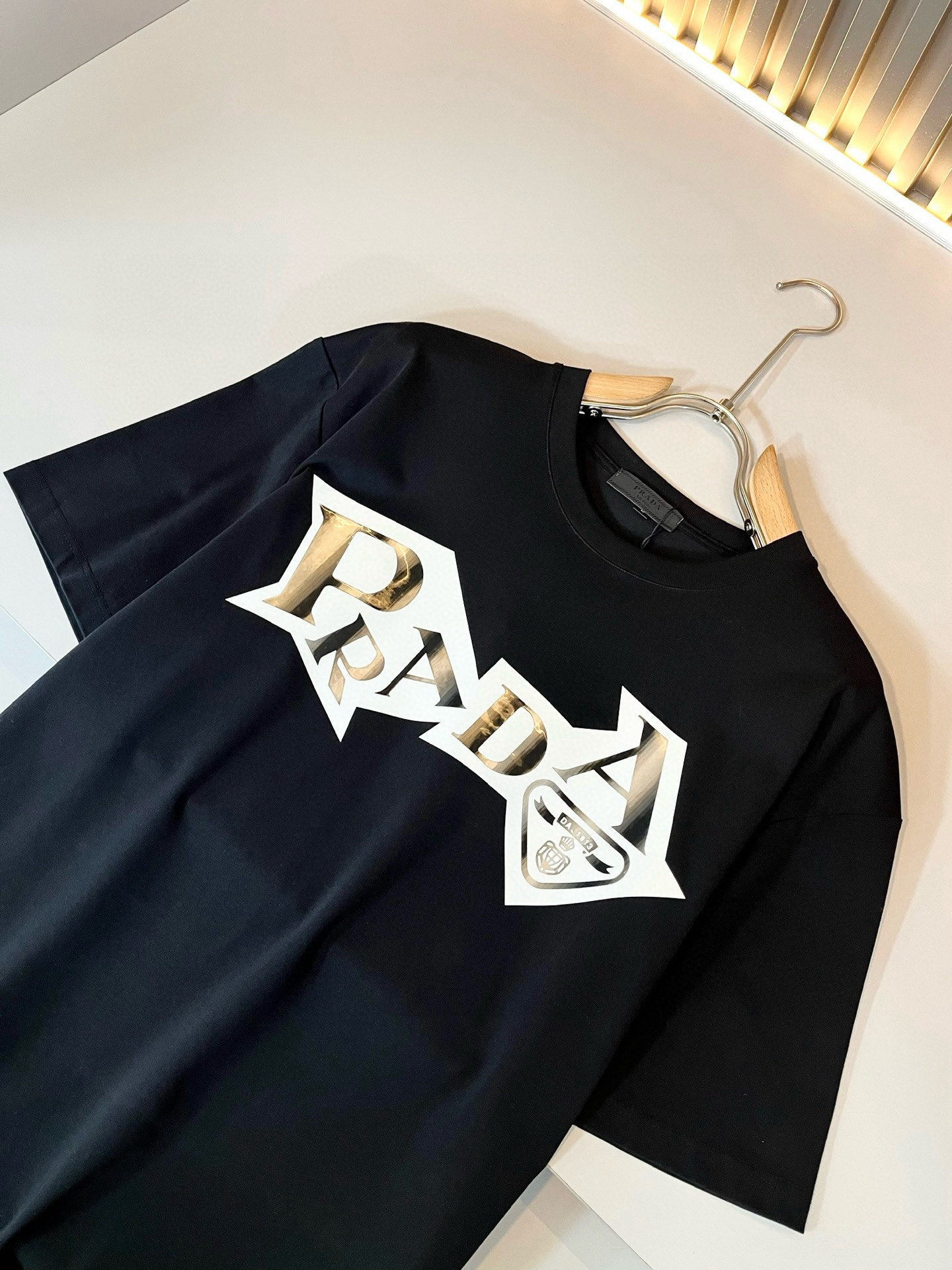 PRAD*A普*达2026春夏新款男女同款👫短袖T恤，最新款全网独家首上！！~既经典有时尚百搭，谁不爱啊