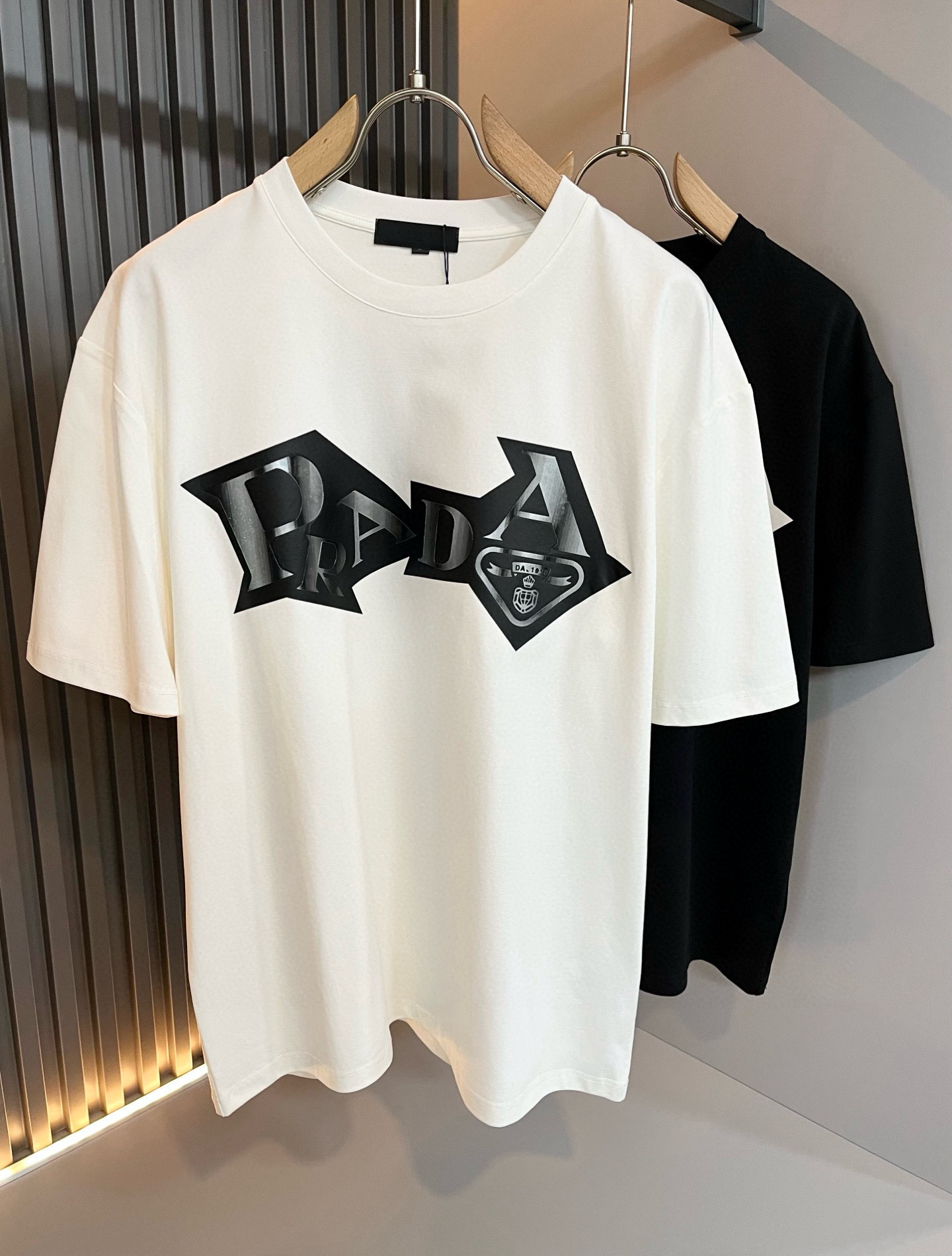 PRAD*A普*达2026春夏新款男女同款👫短袖T恤，最新款全网独家首上！！~既经典有时尚百搭，谁不爱啊