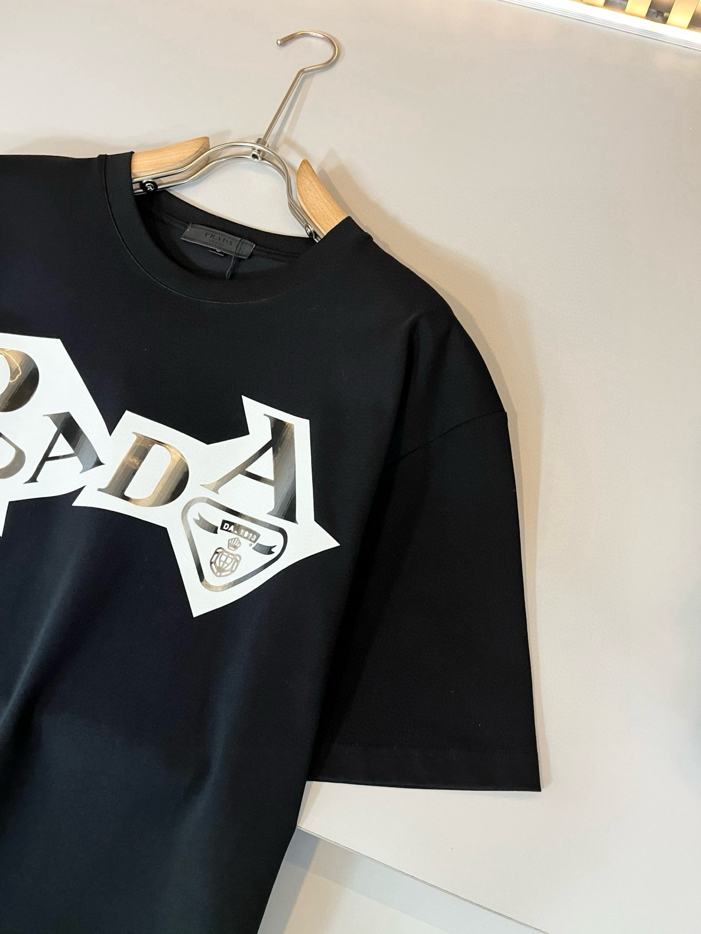 PRAD*A普*达2026春夏新款男女同款👫短袖T恤，最新款全网独家首上！！~既经典有时尚百搭，谁不爱啊